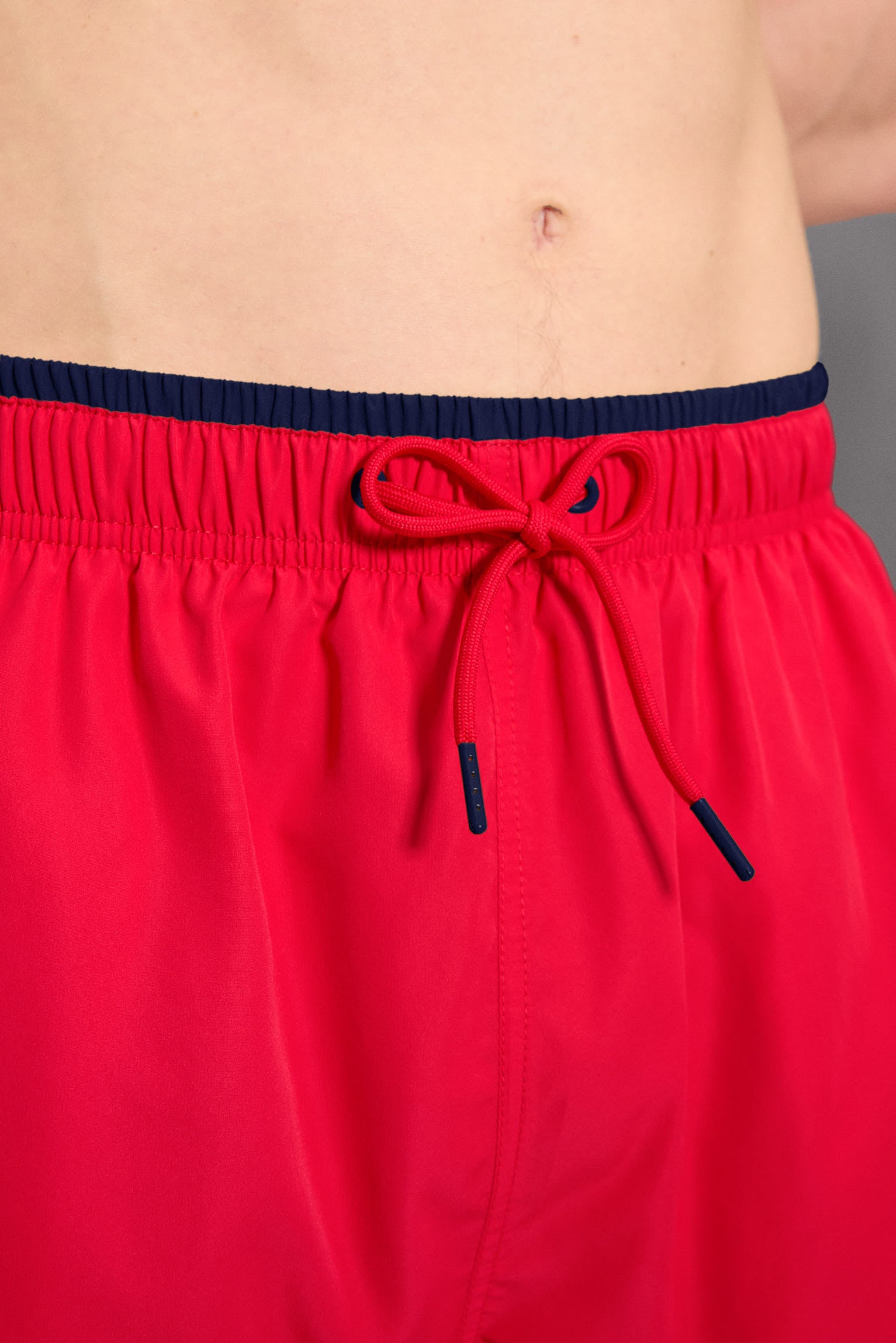 Demi-maillot de bain avec détail rouge à la taille