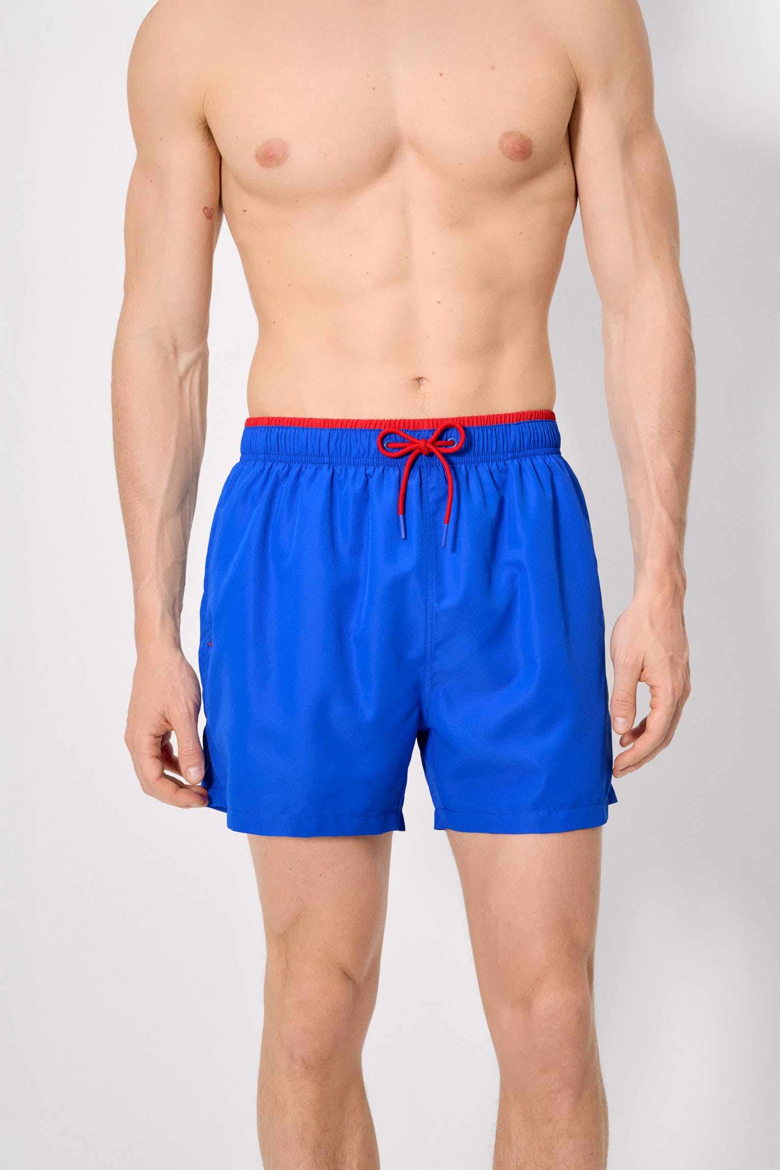 Demi-maillot de bain avec détail bleu à la taille