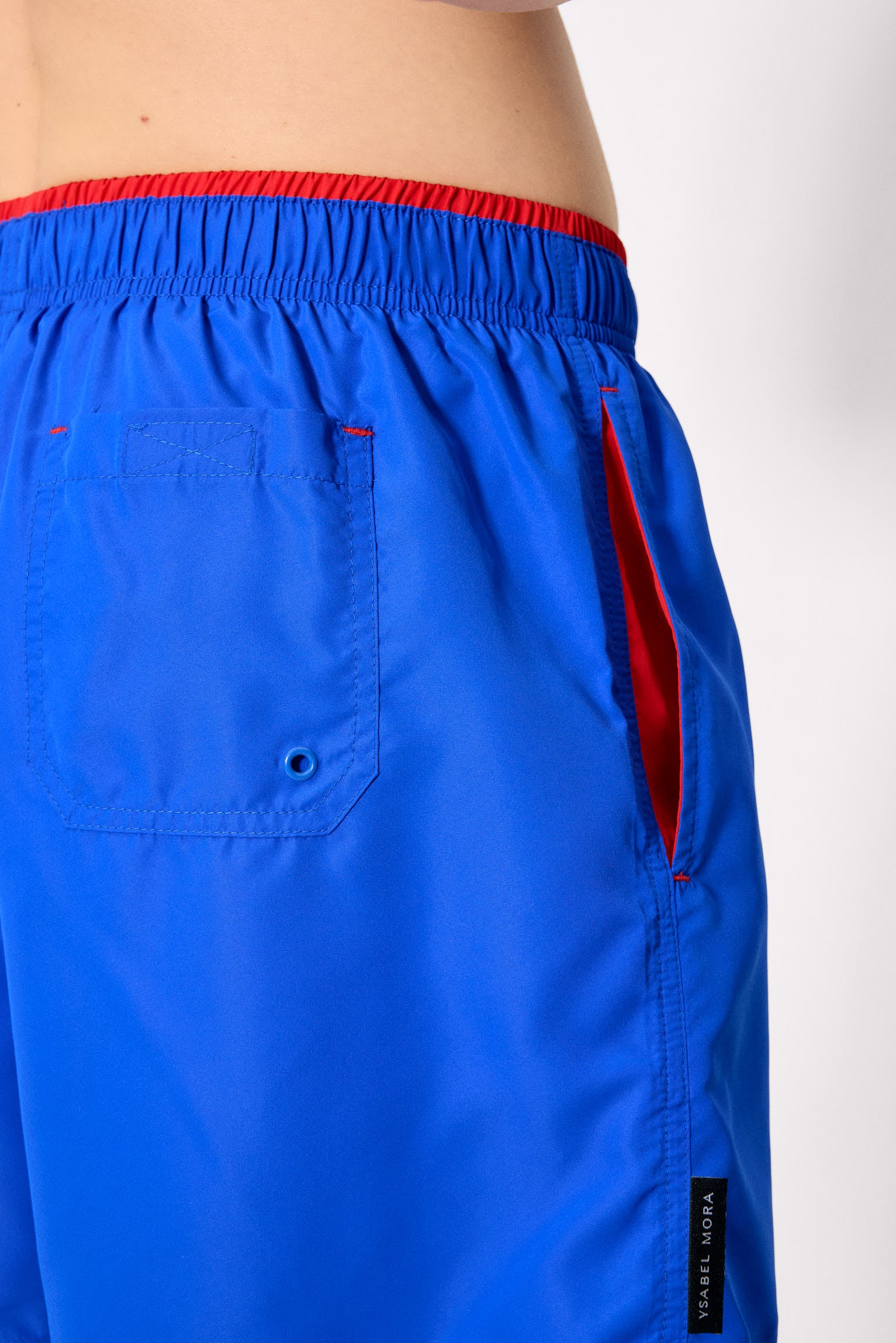 Demi-maillot de bain avec détail bleu à la taille