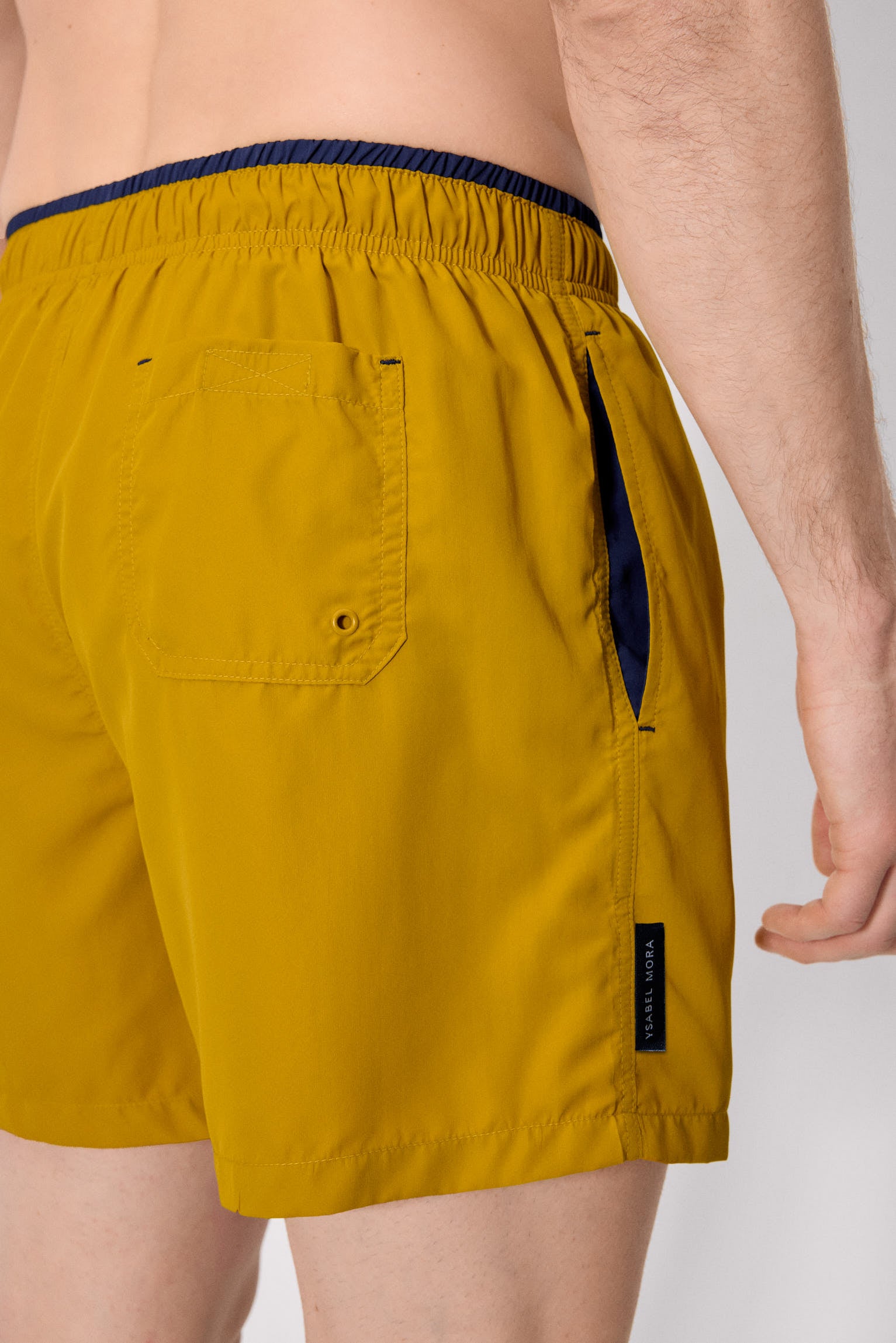 Maillot de bain une pièce avec détail moutarde à la taille