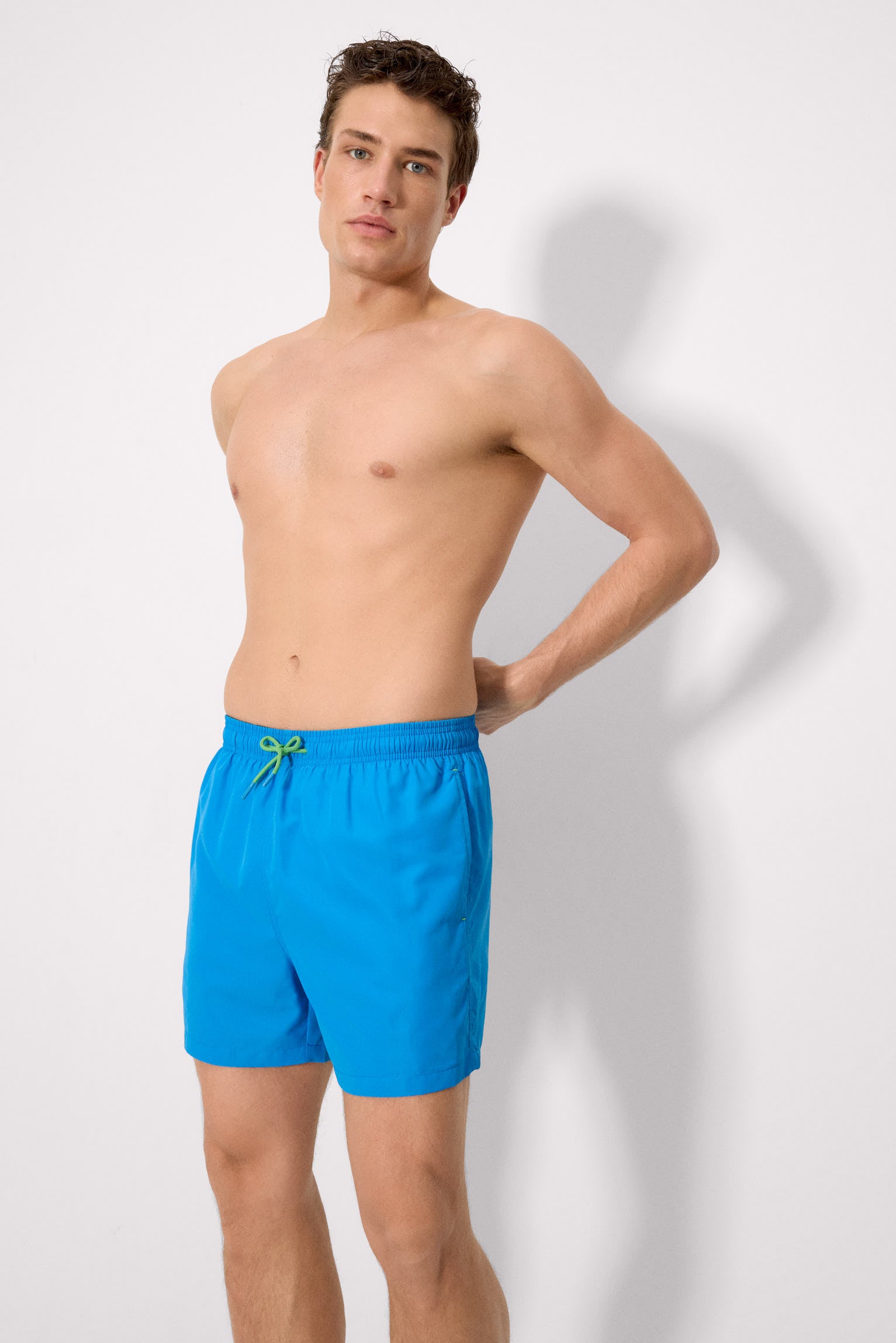 Maillot de bain mi-long bleu basique Sockarrats