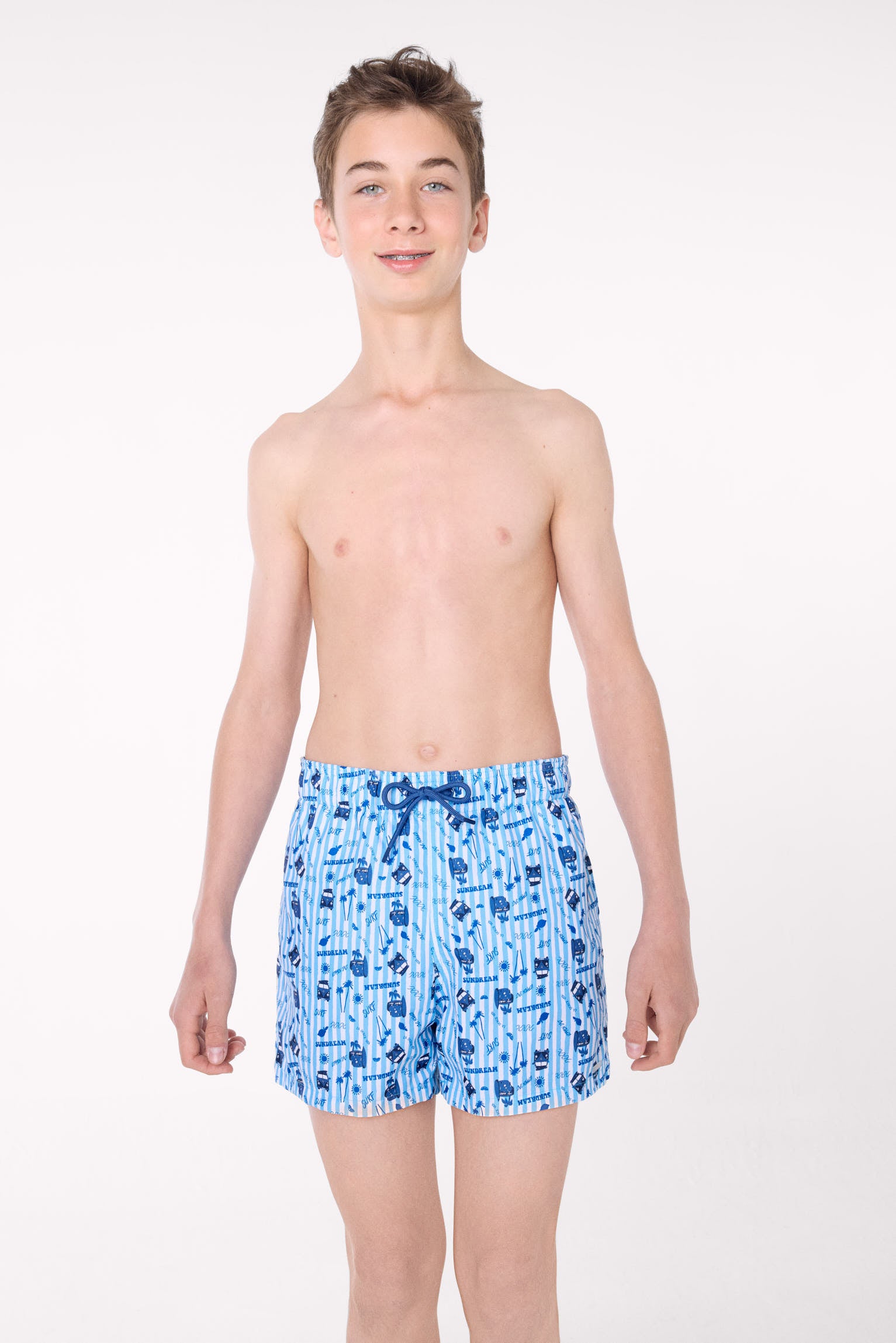 Bañador juvenil corto estampado rayas y motivos veraniegos azul - Ysabel Mora