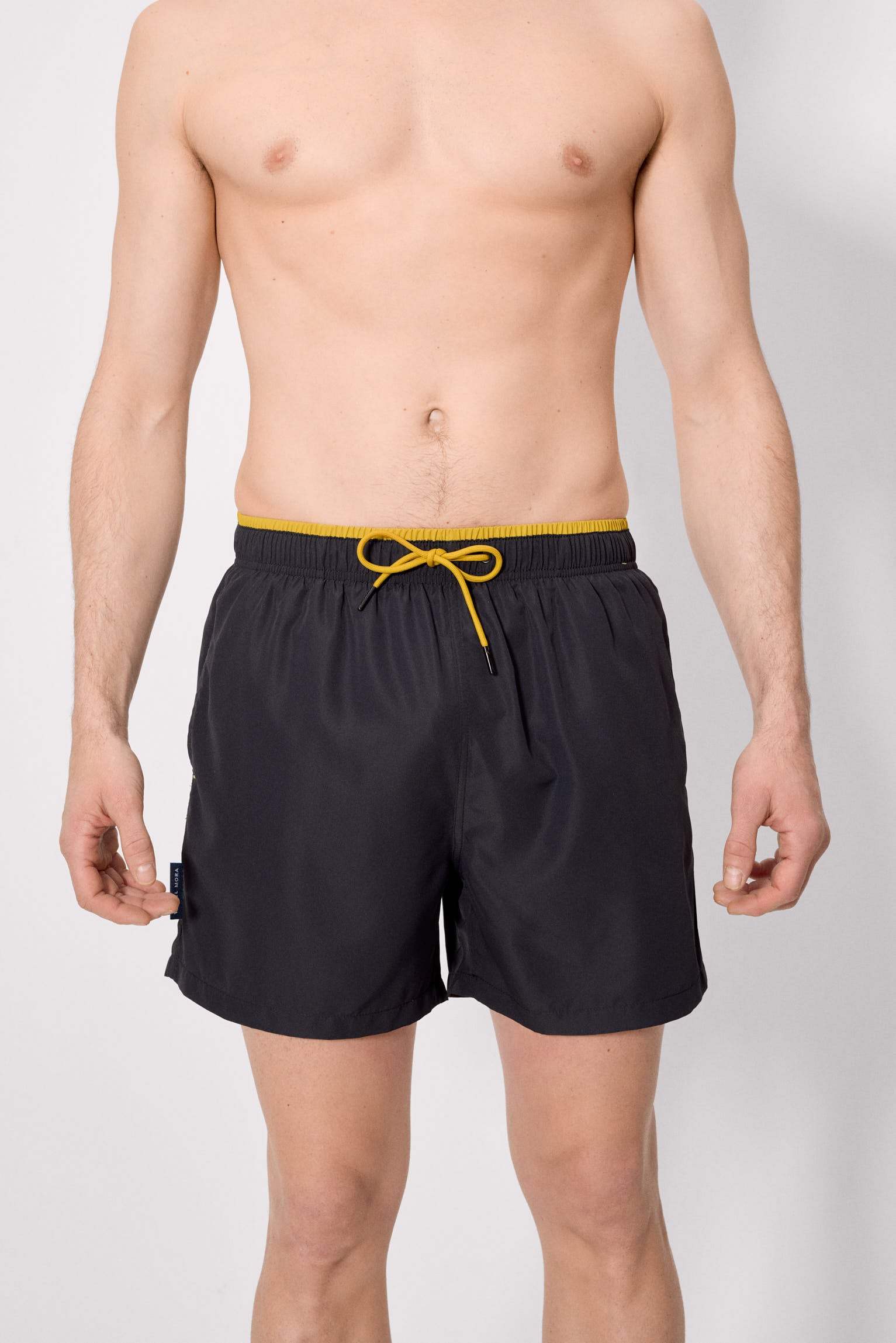 Maillot de bain une pièce noir, avec détail à la taille.