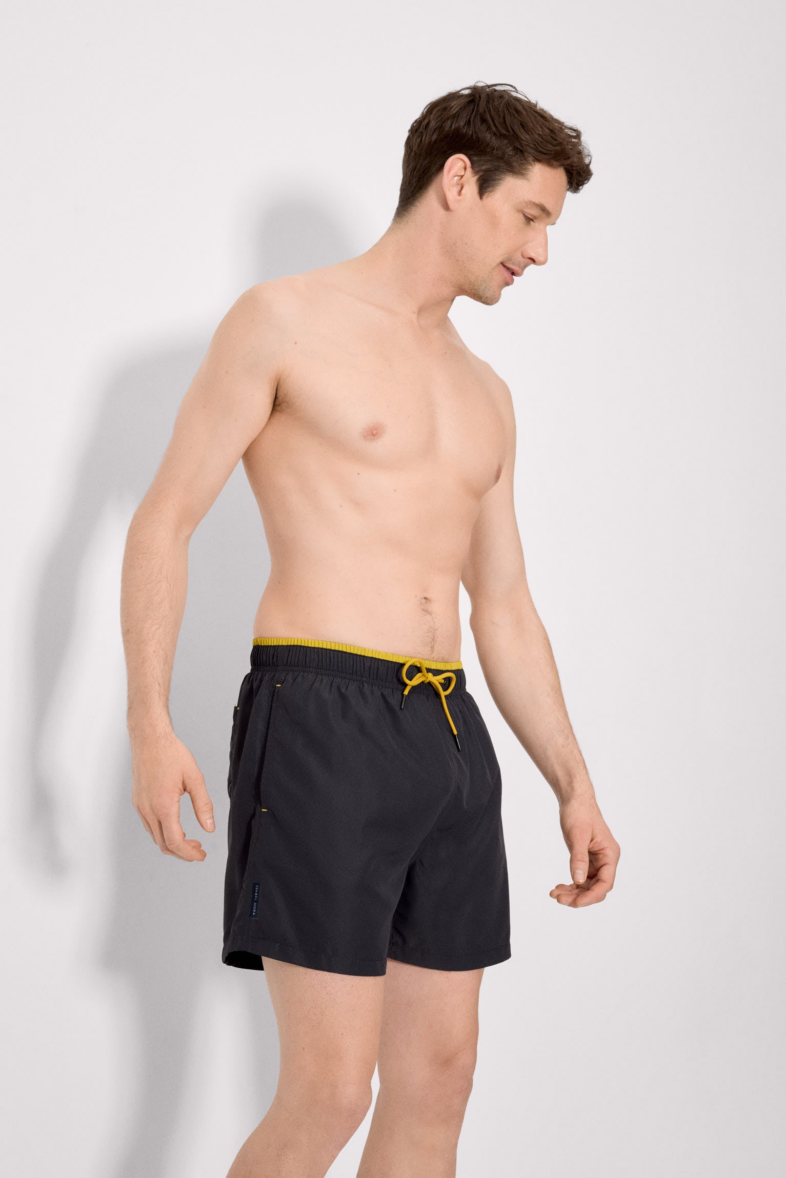 Maillot de bain une pièce noir, avec détail à la taille.