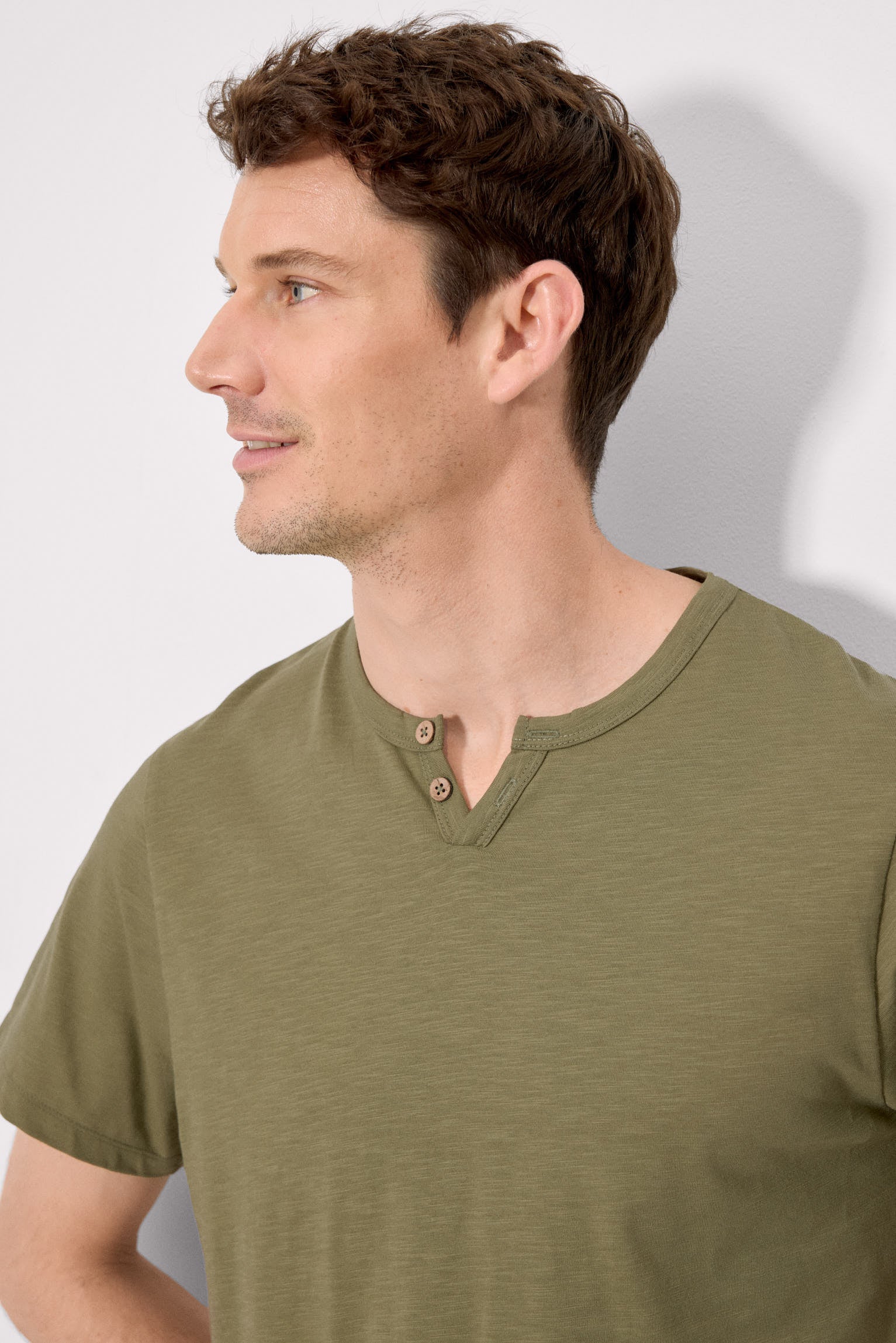 T-shirt basique à manches courtes et col henley vert