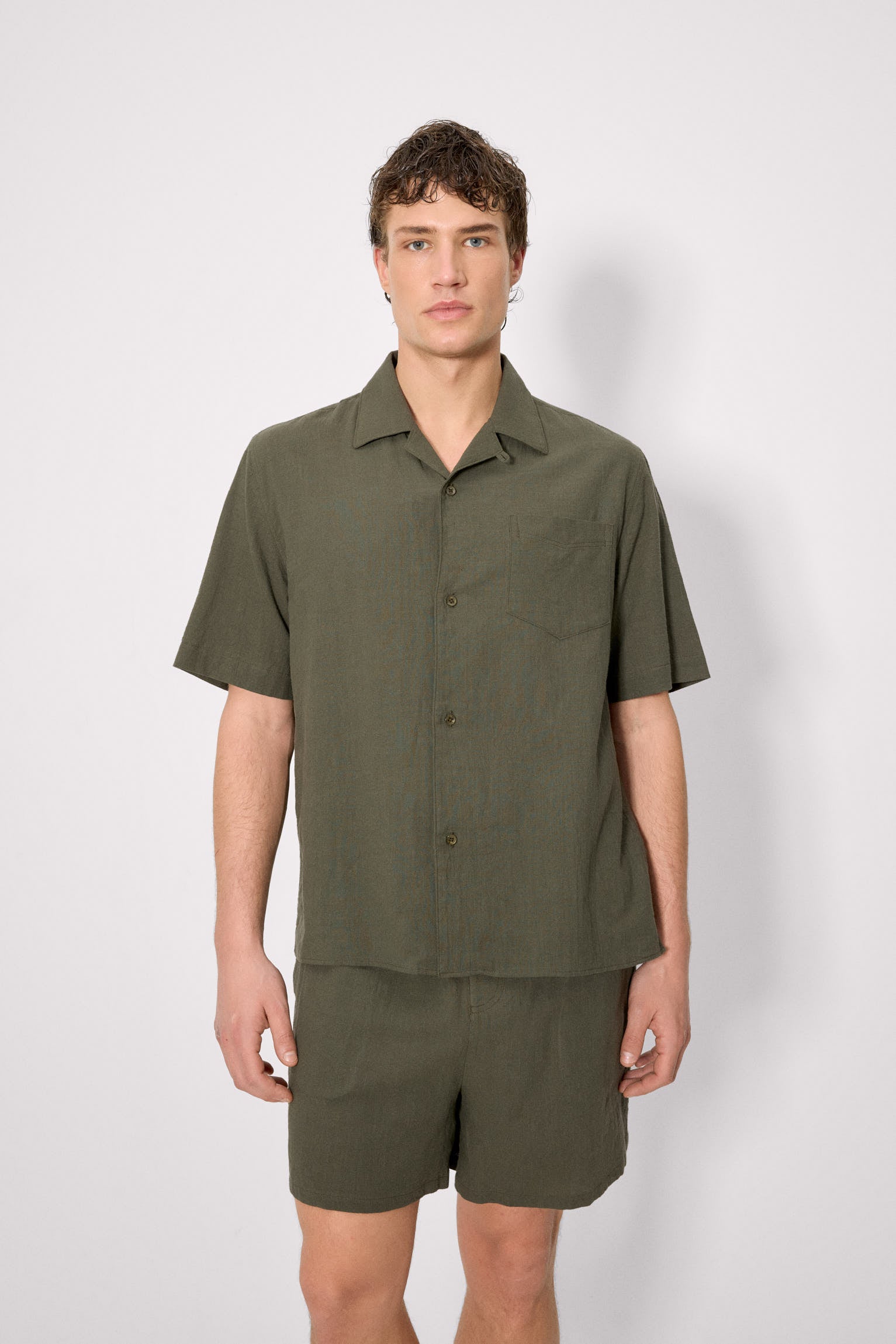 Camisa manga corta abotonada efecto lino verde botella - Ysabel Mora