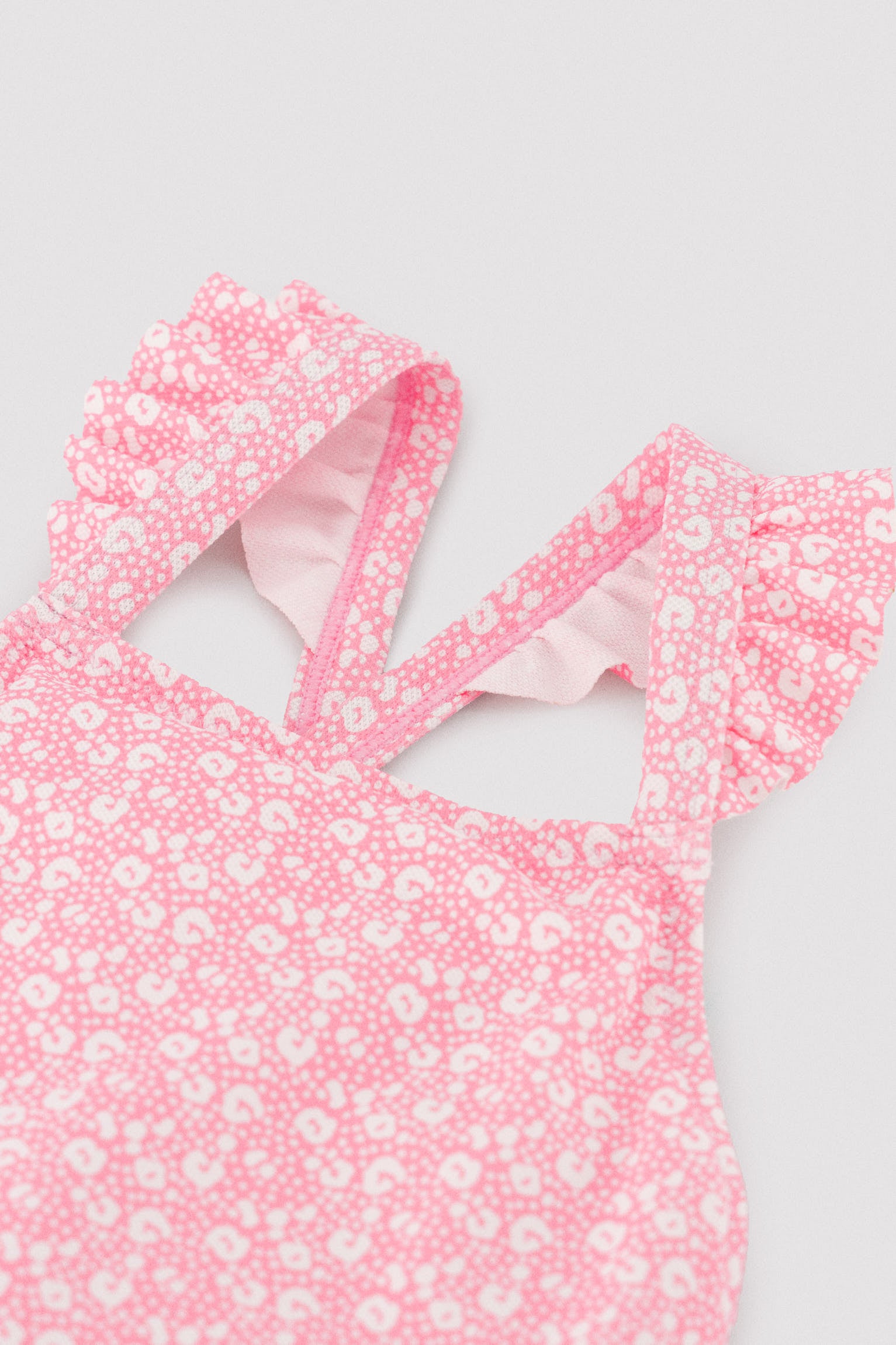 Bañador niña detalles volantes y tirantes cruzados estampado leopardo rosa - Ysabel Mora