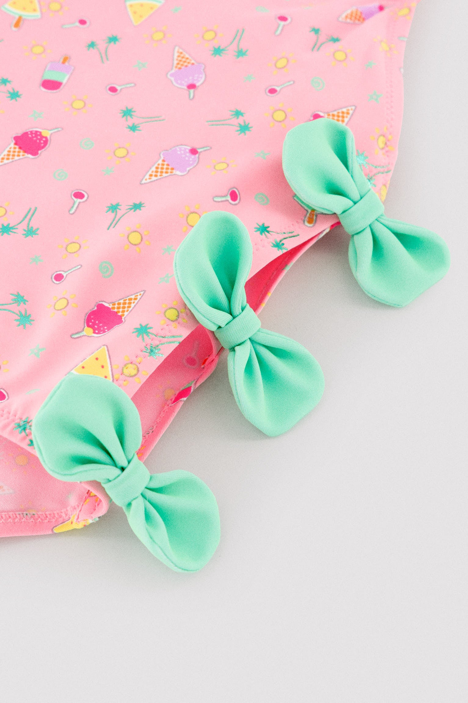 Bañador niña detalle cut-out y lazos estampado veraniego - Ysabel Mora