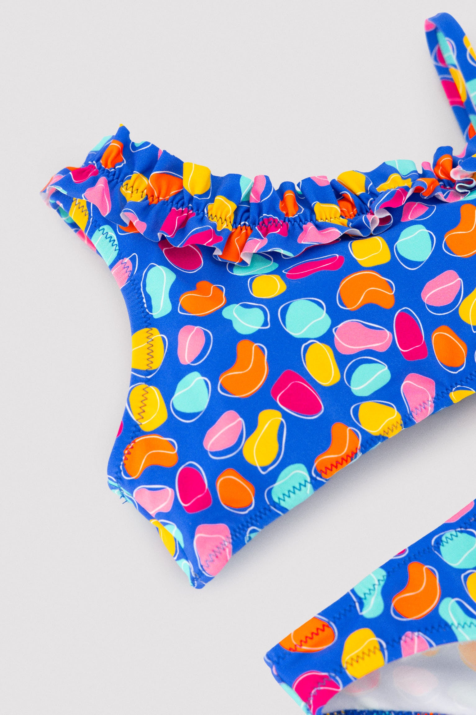 Bikini pour fille avec détails froncés et imprimé de formes organiques multicolores
