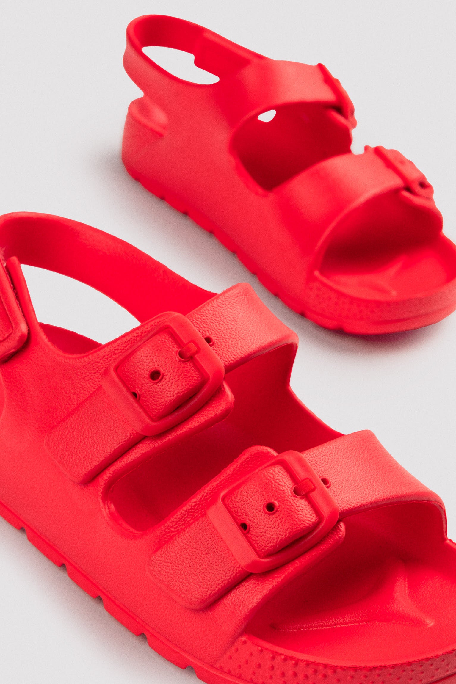 Chaclas infantiles de hebillas ajustables y velcro rojo