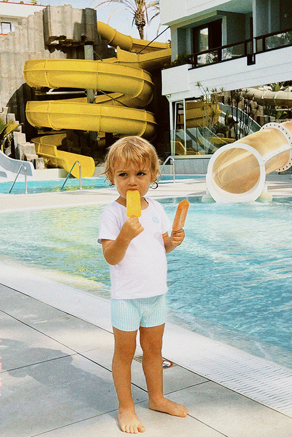 Ensemble maillot de bain boxer et t-shirt bébé vichy