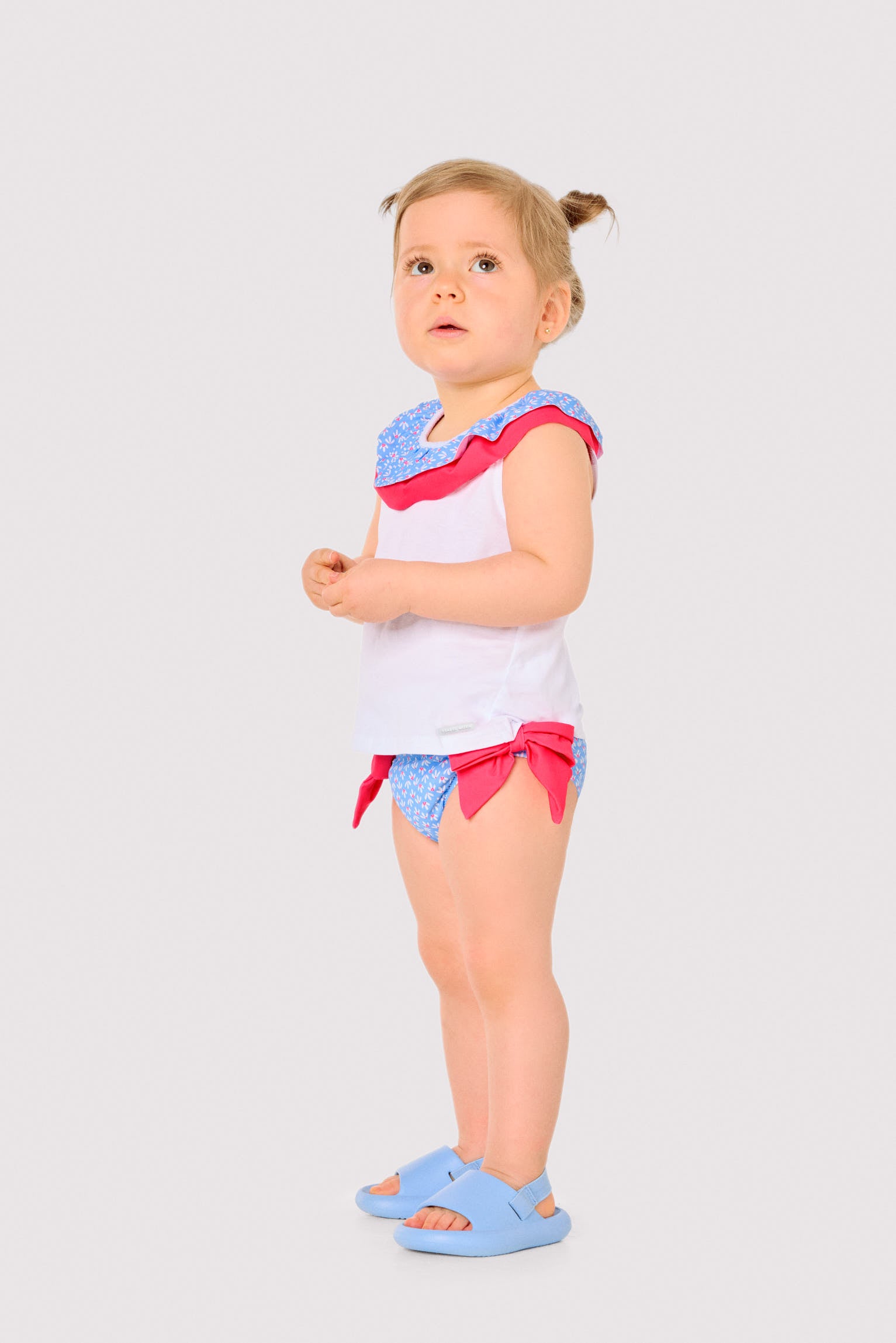 Conjunto bebé camiseta y braguita detalles volantes y lazos estampado flores - Ysabel Mora