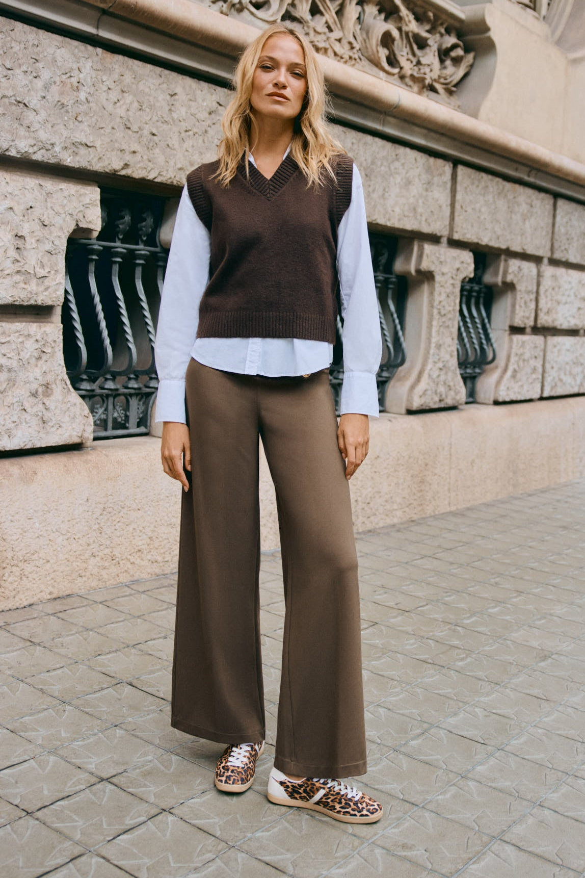 Pantalon large taille haute à boutons décoratifs vert olive