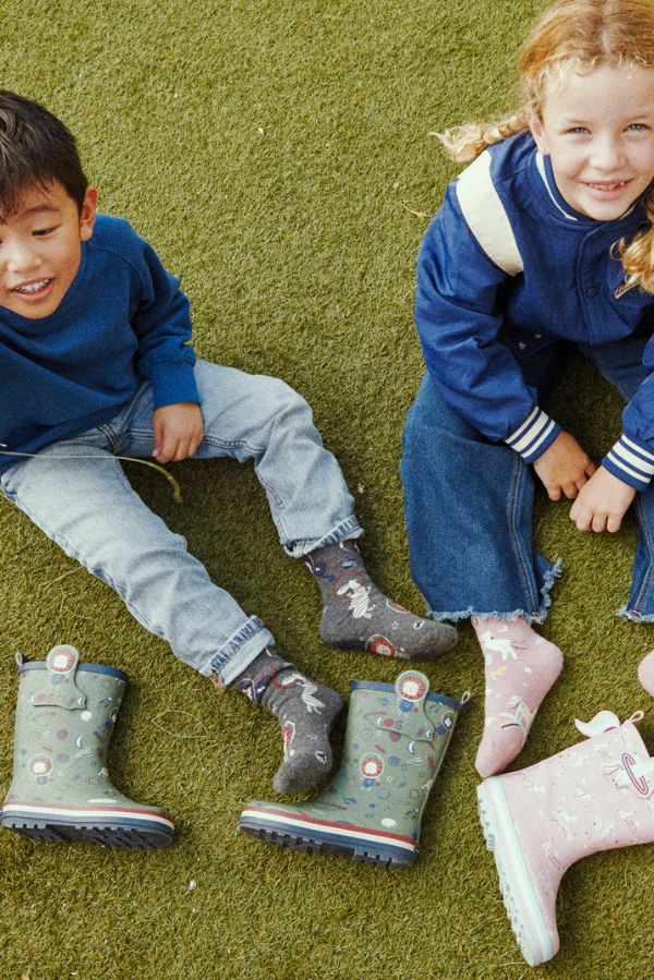 Des chaussettes cadeaux assorties au look des vêtements de pluie
