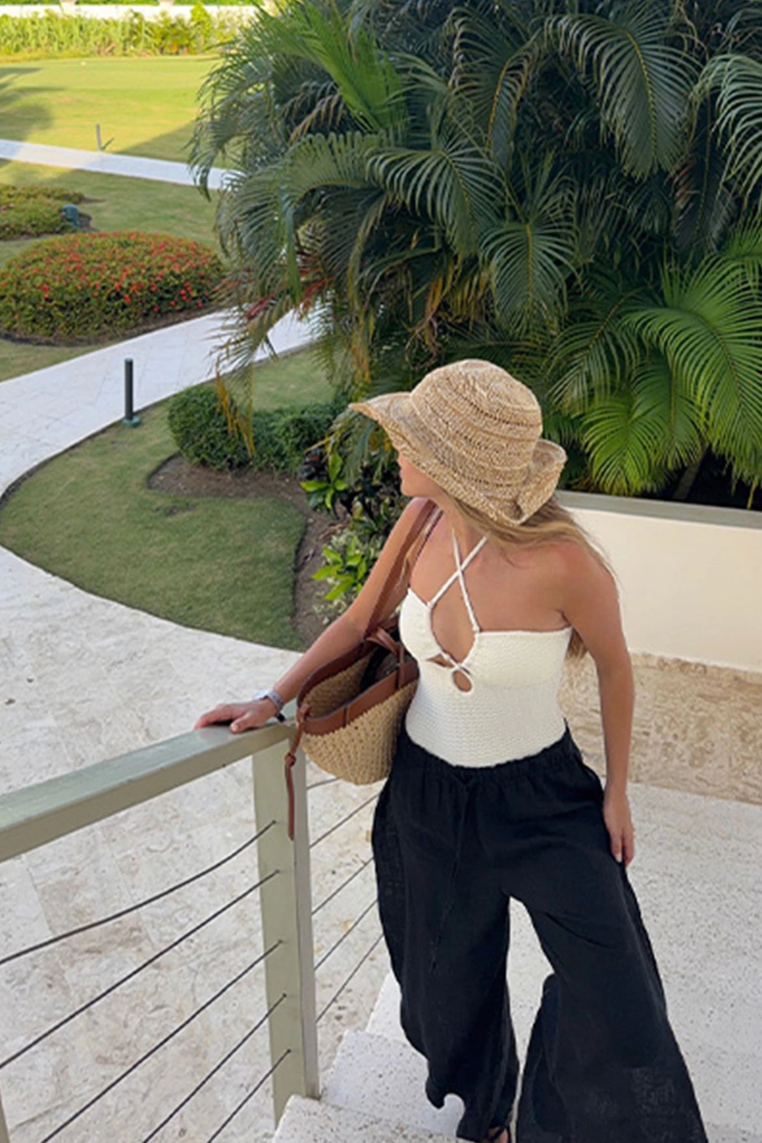 Ensemble de plage : maillot de bain croisé ivoire @beagonzalez