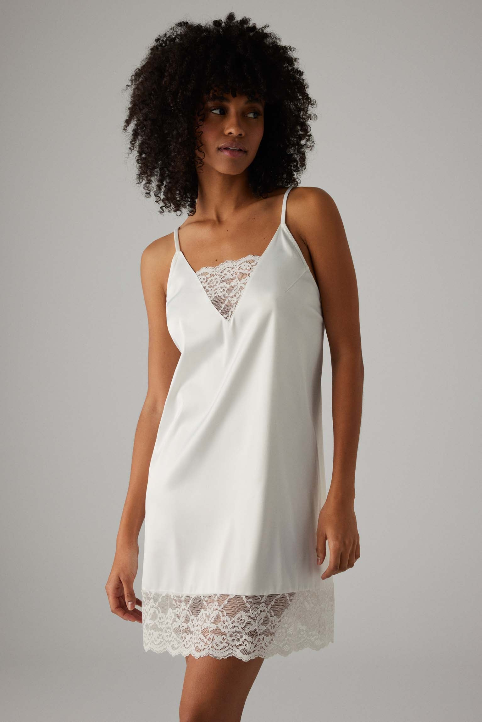 Chemise de nuit en satin avec bordure en dentelle ivoire