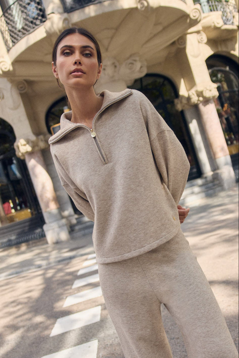 Pull chaud beige à col zippé