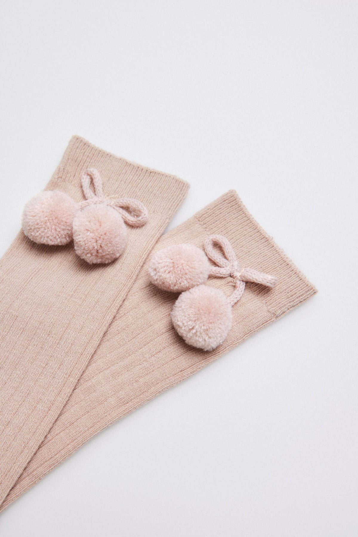 Chaussettes hautes enfant beiges détails pompons