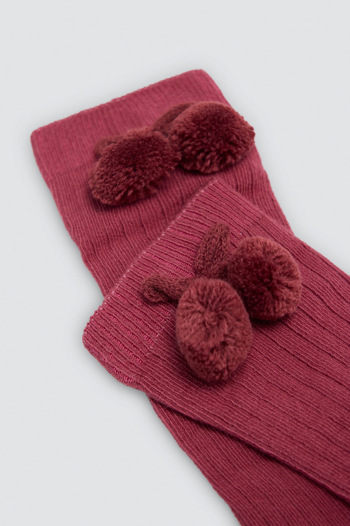 Chaussettes hautes enfant roses détails pompons