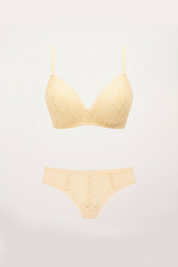 Ensemble de lingerie jaune : soutien-gorge sans armatures et culotte brésilienne