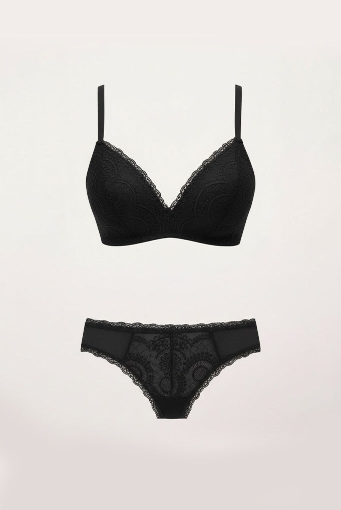 Ensemble de lingerie noire : soutien-gorge sans armatures et culotte brésilienne