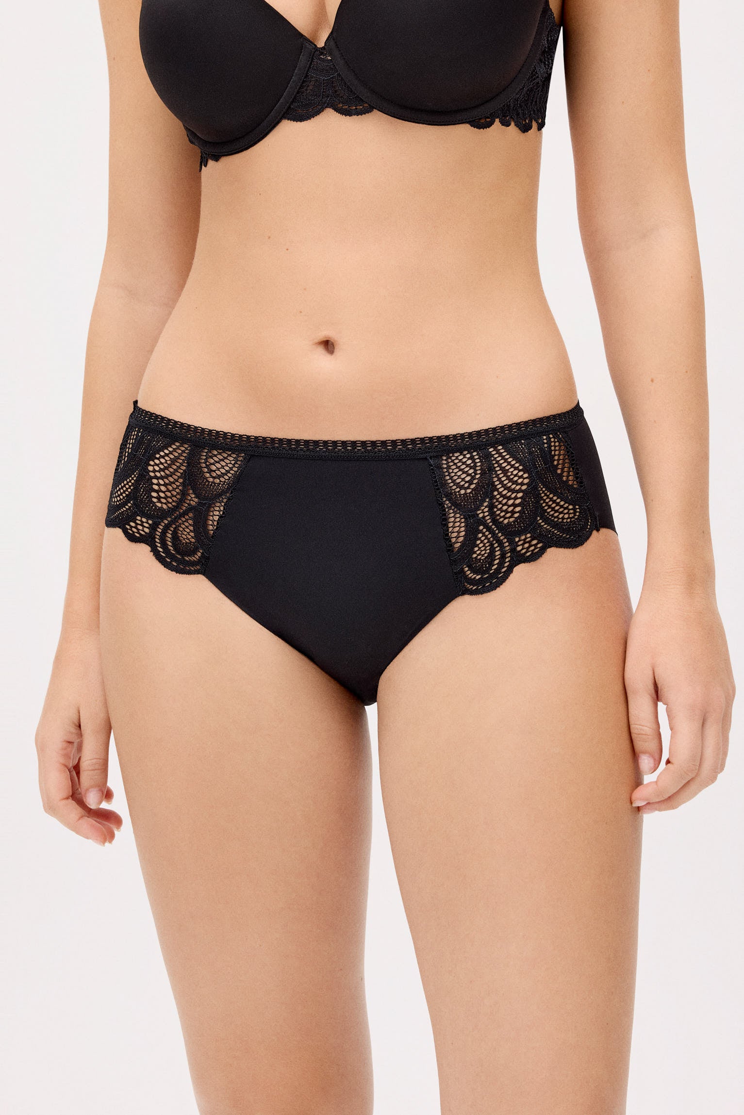 10814-1-braga-midi-con-encaje-negro-vitamine-sea-paula-echevarria