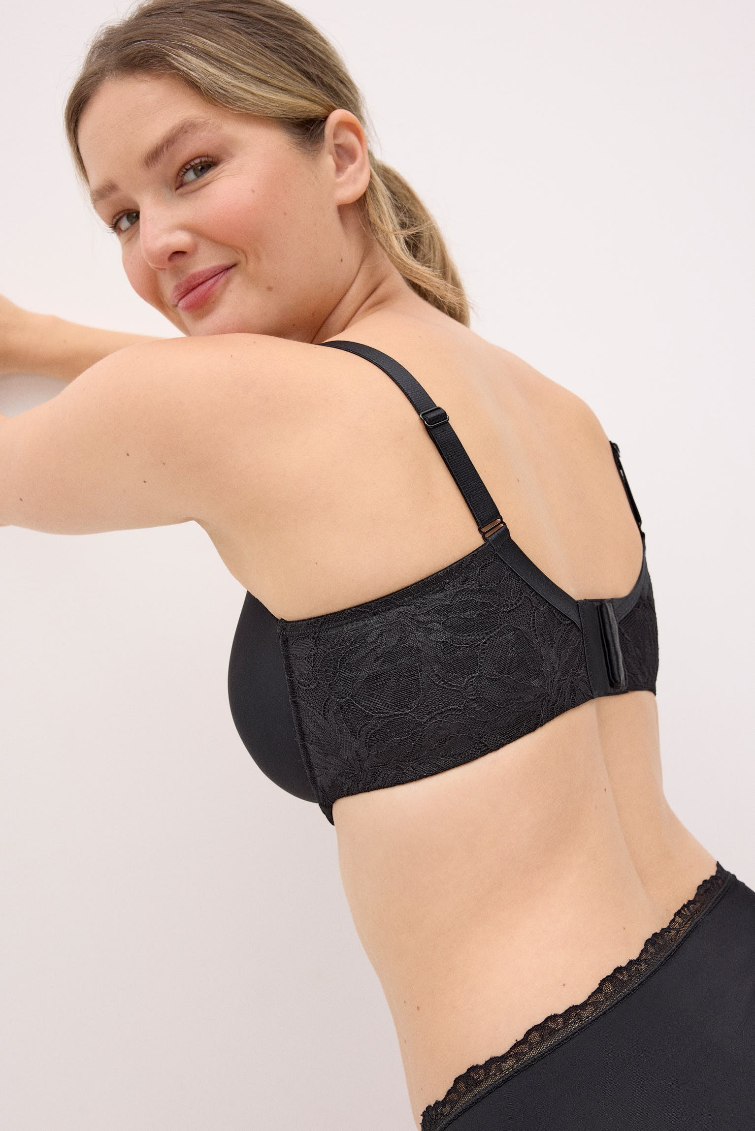 10816-4-sujetador-capacidad-con-aro-con-relleno-detalles-encaje-negro-nostalgia-breeze-paula-echevarria