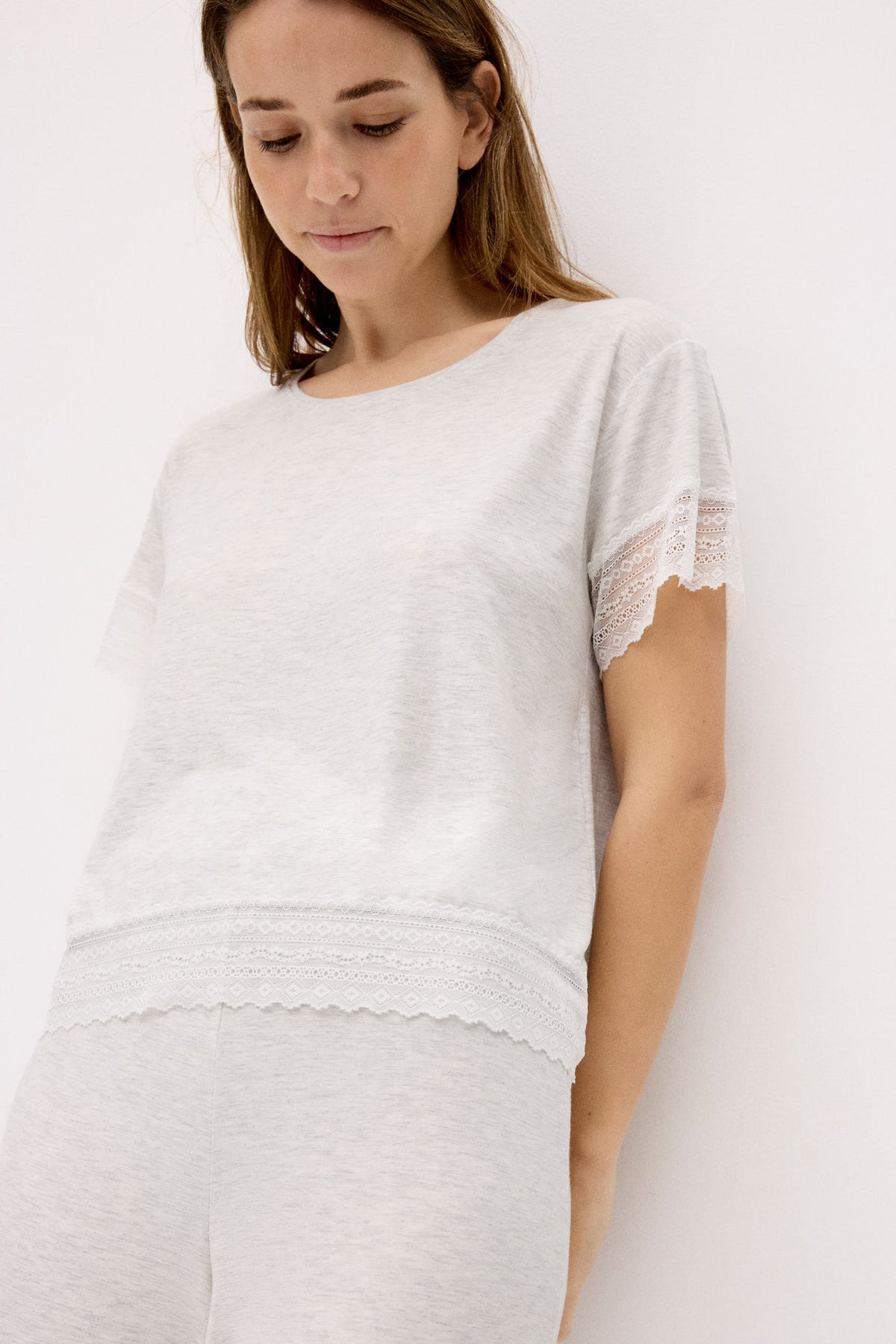 10821-3-pijama-ligero-camiseta-manga-corta-pantalon-capri-ancho-gris-paula-echevarria