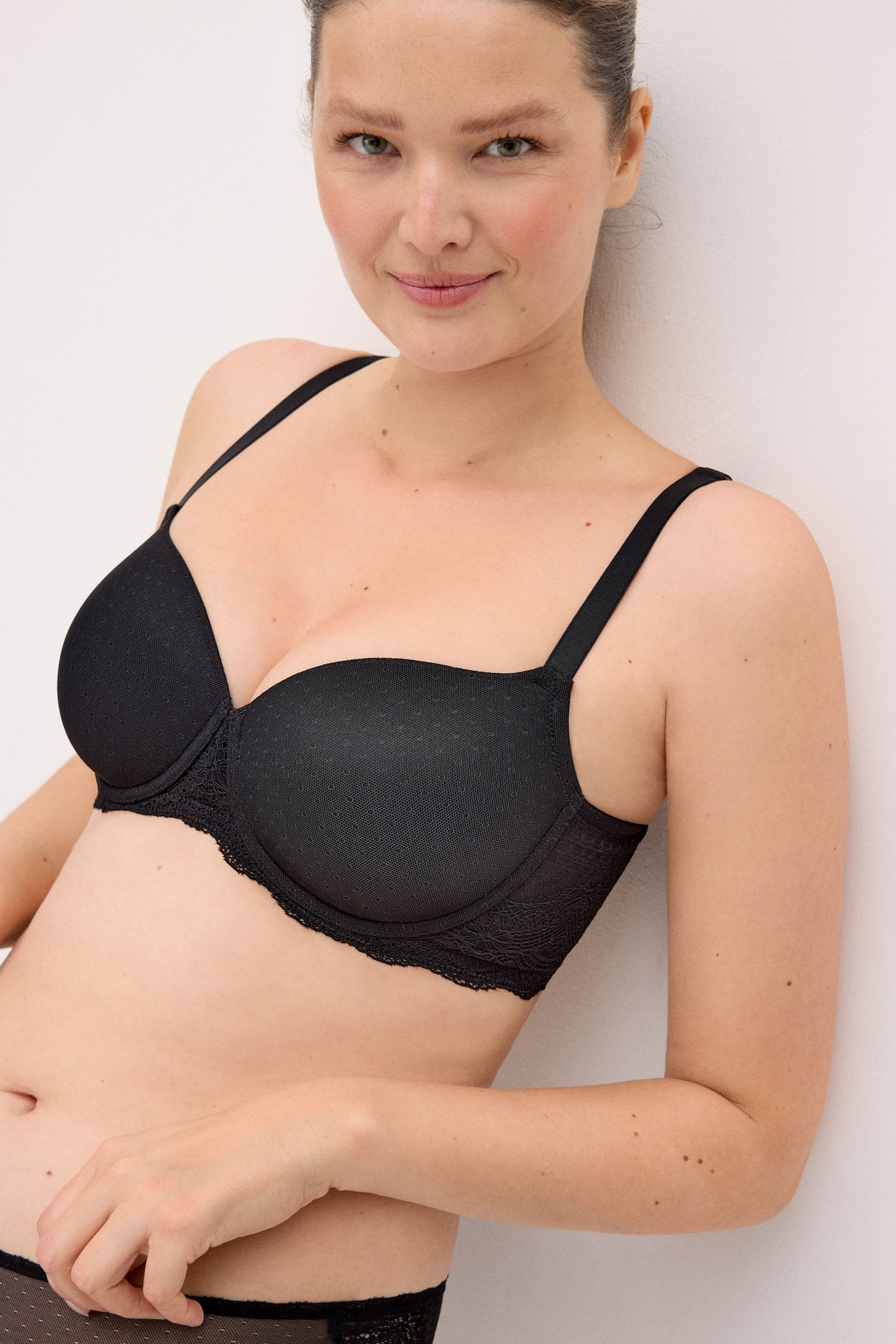 Soutien-gorge à armatures avec rembourrage en plumes noires