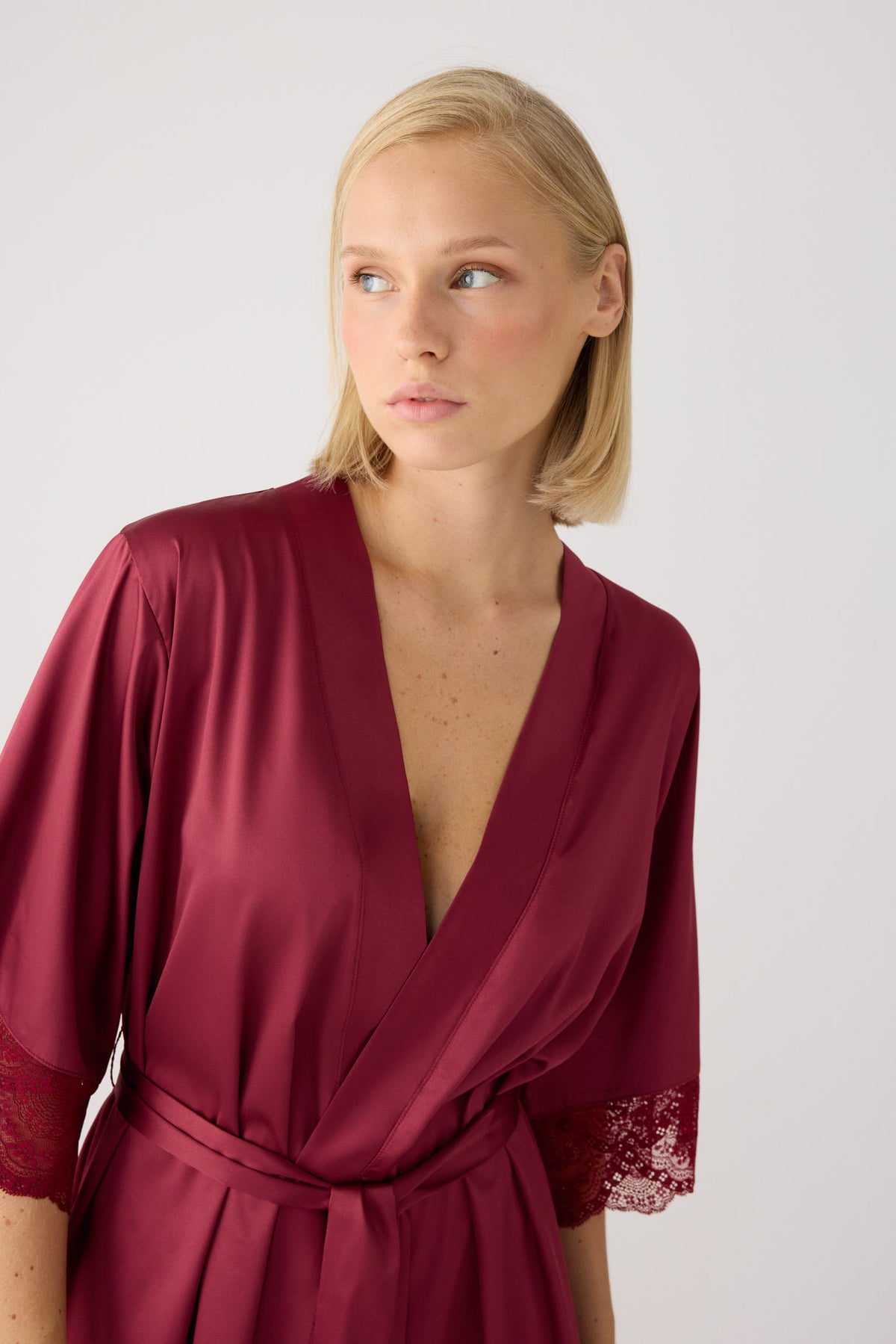 Peignoir lingerie en satin bordeaux | Paula Echevarria Limited Edition