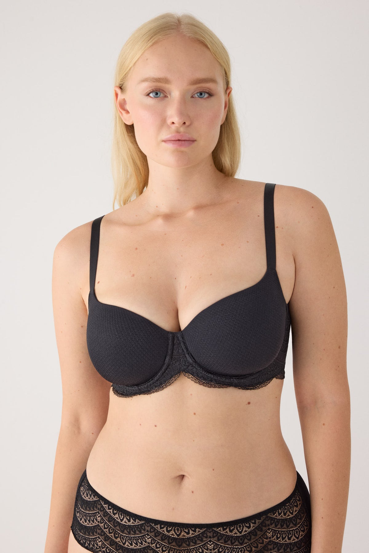 Soutien-gorge emboîtant noir à armatures rembourré