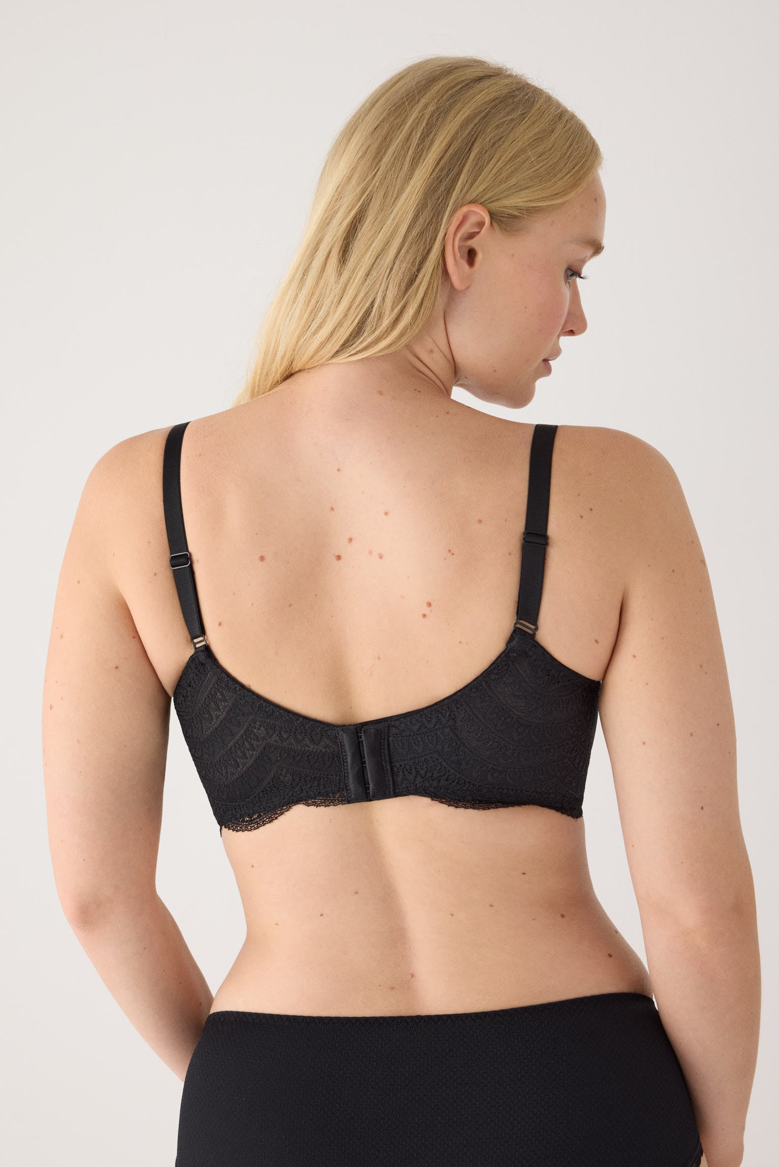 Soutien-gorge emboîtant noir à armatures rembourré