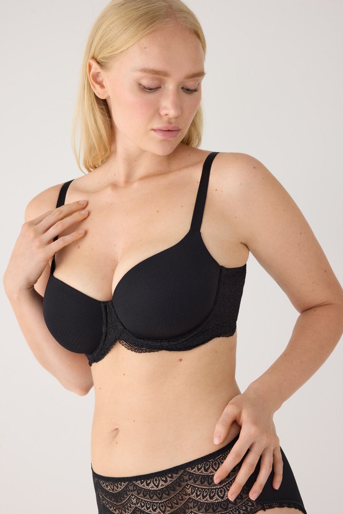 Soutien-gorge emboîtant noir à armatures rembourré