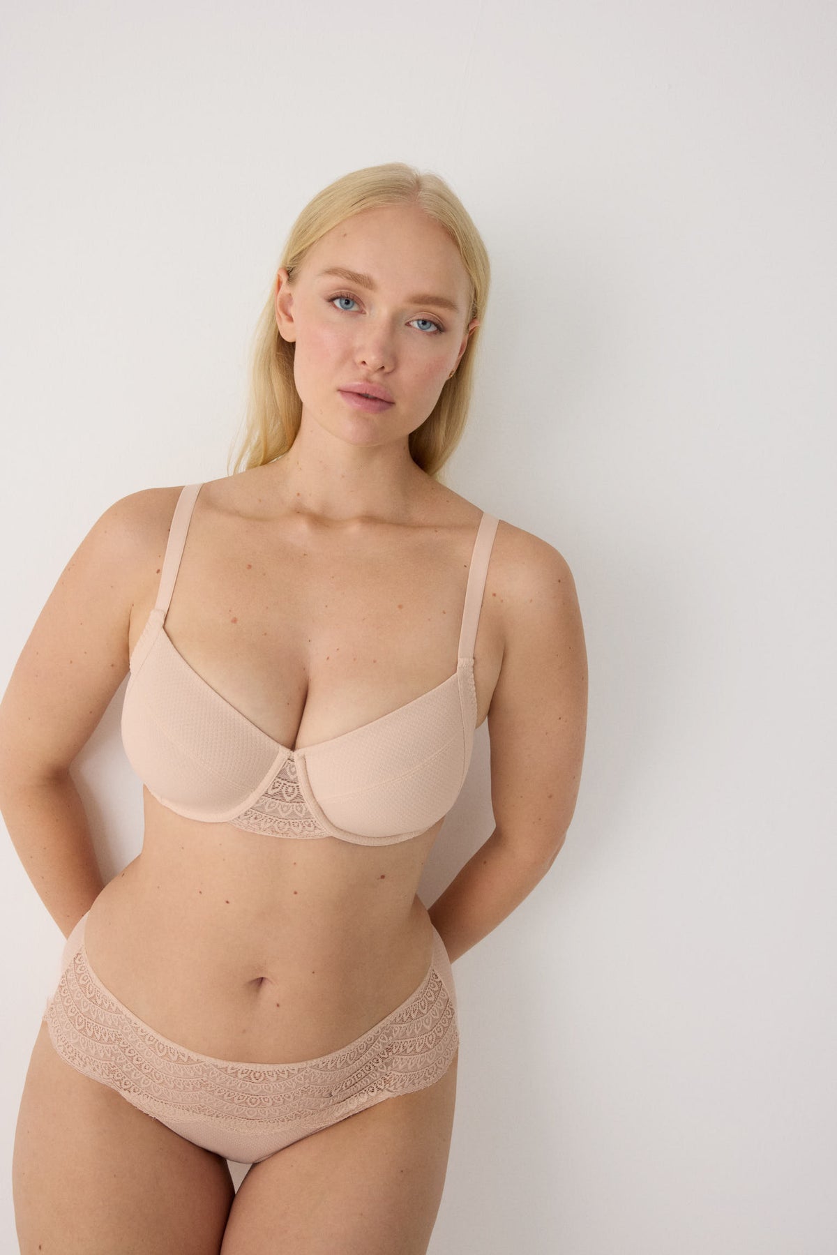 Soutien-gorge minimiseur emboîtant nude à armatures sans rembourrage