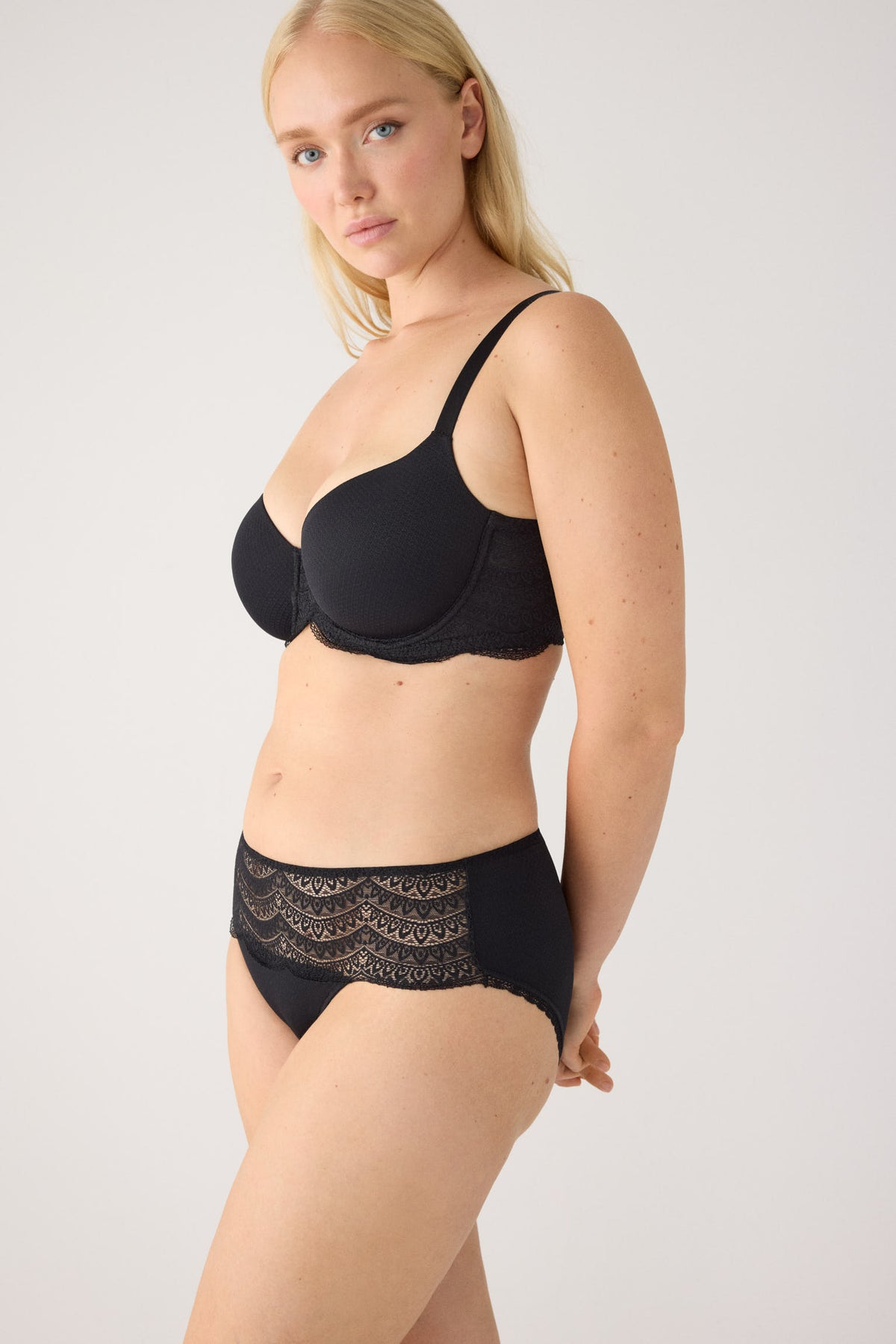 Soutien-gorge emboîtant noir à armatures rembourré