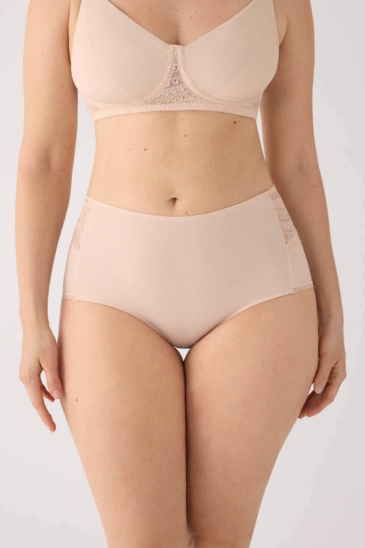 Culotte haute dentelle nude
