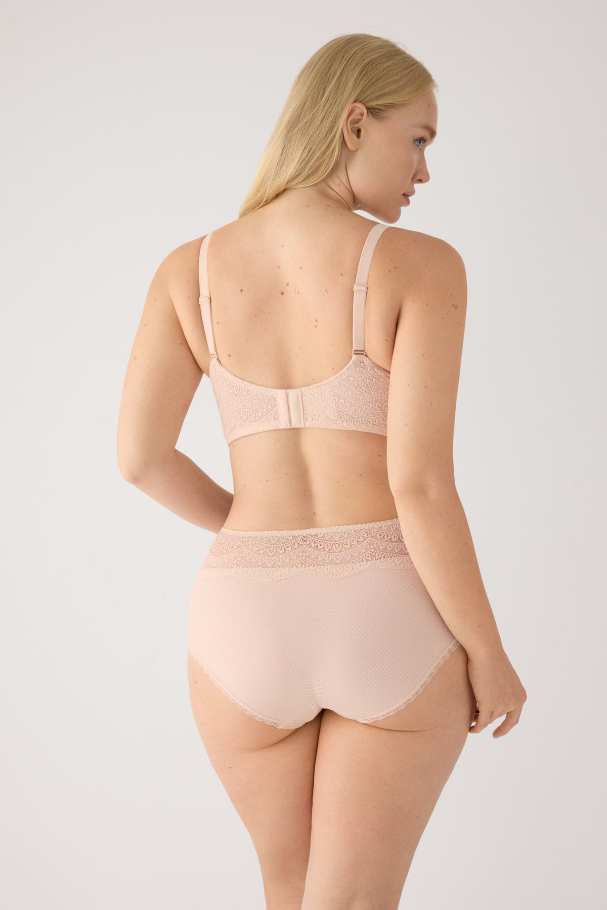 Culotte haute dentelle nude