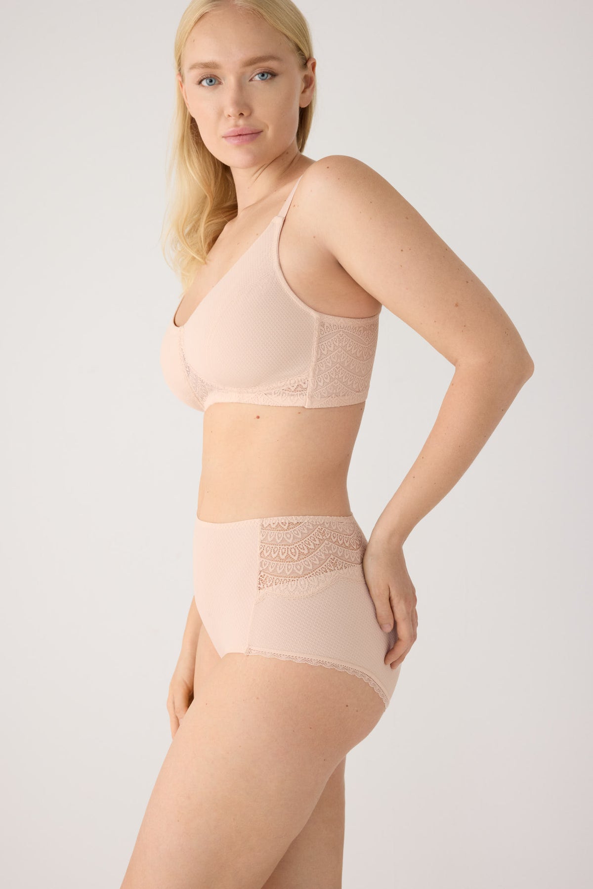 Culotte haute dentelle nude