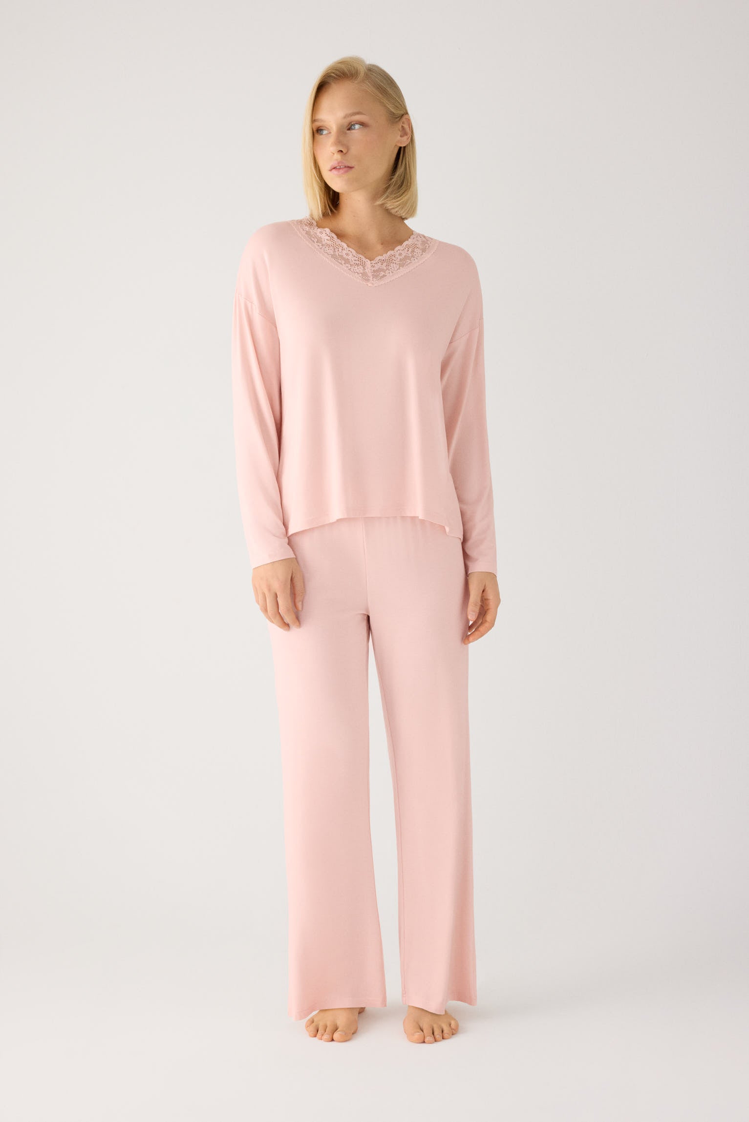 Pyjama long femme léger et doux avec pantalon large nude