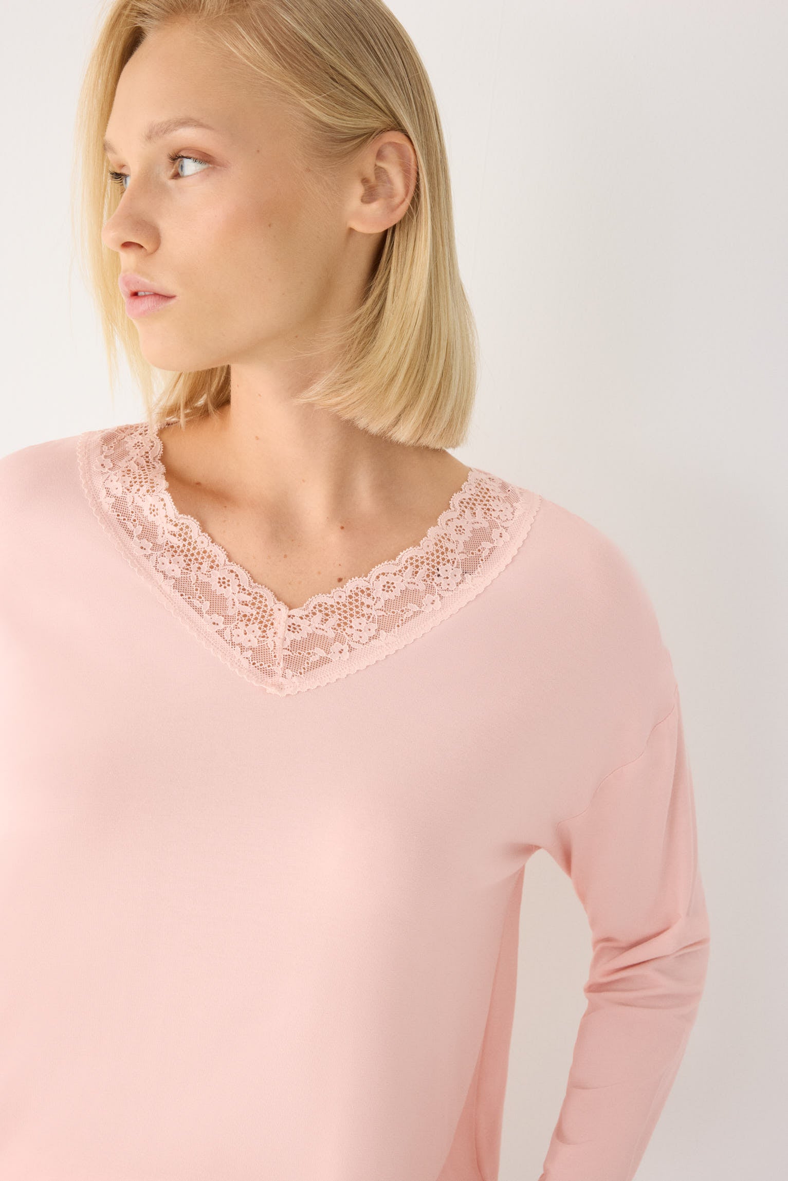 Pyjama long femme léger et doux avec pantalon large nude