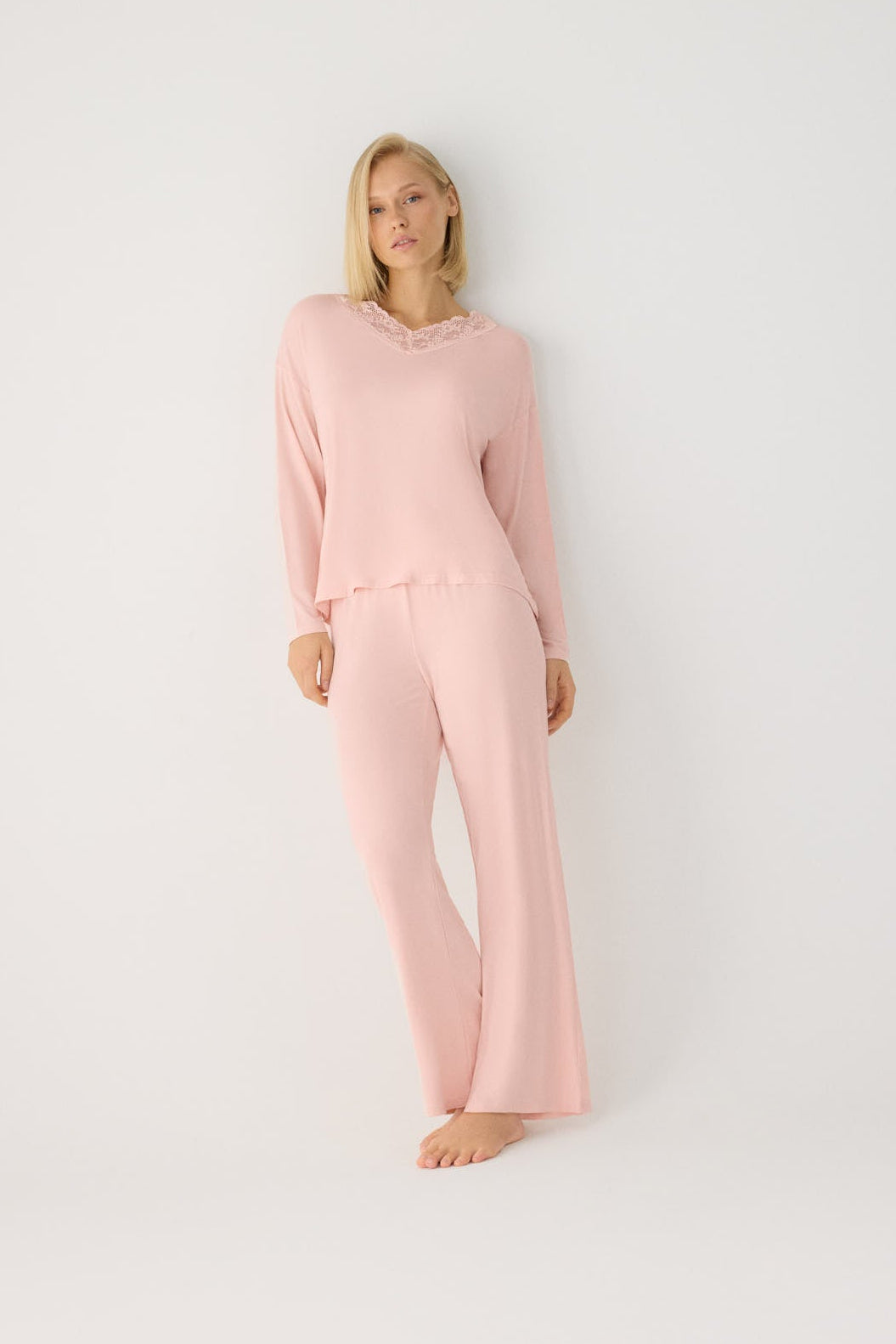 Pyjama long femme léger et doux avec pantalon large nude