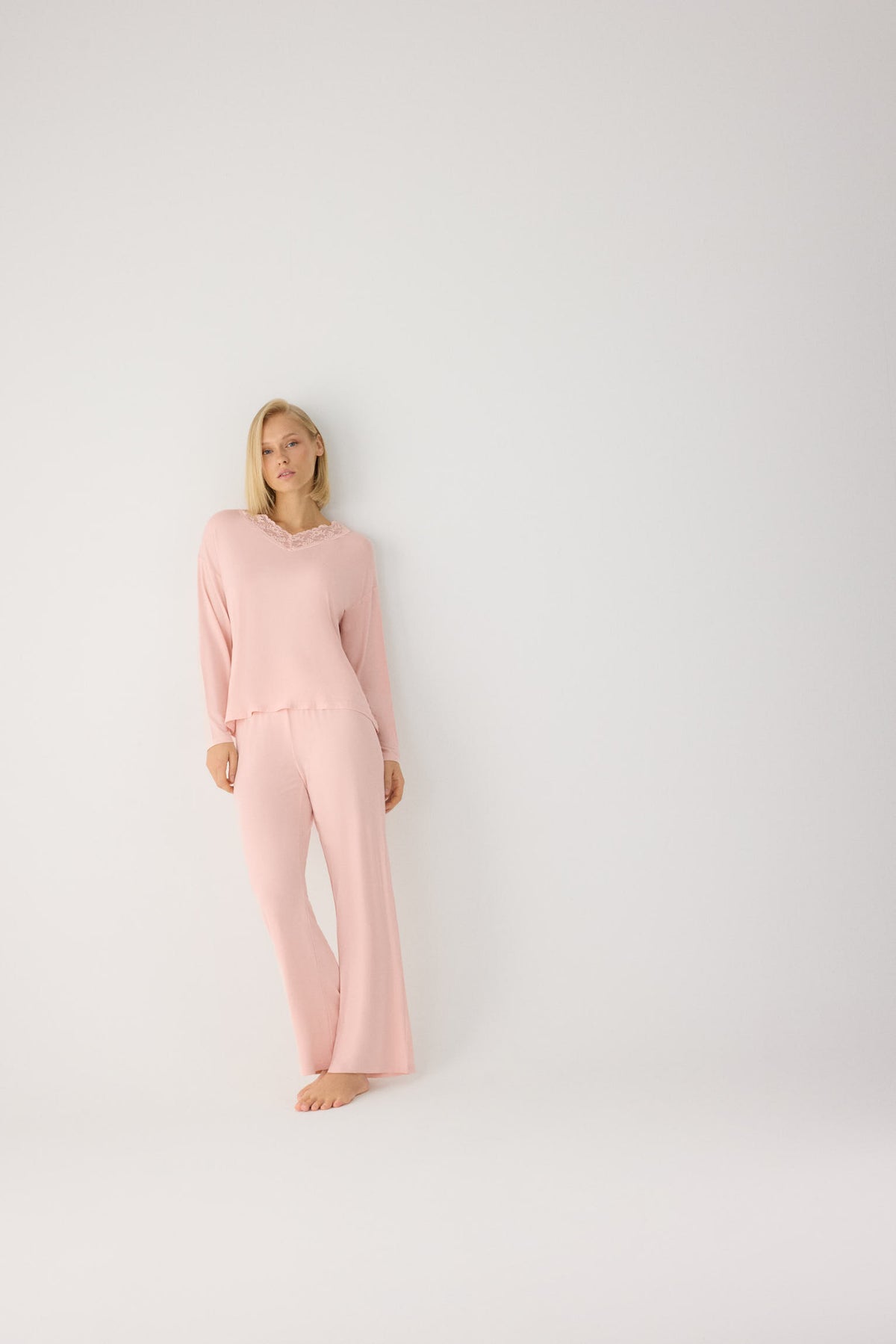 Pyjama long femme léger et doux avec pantalon large nude