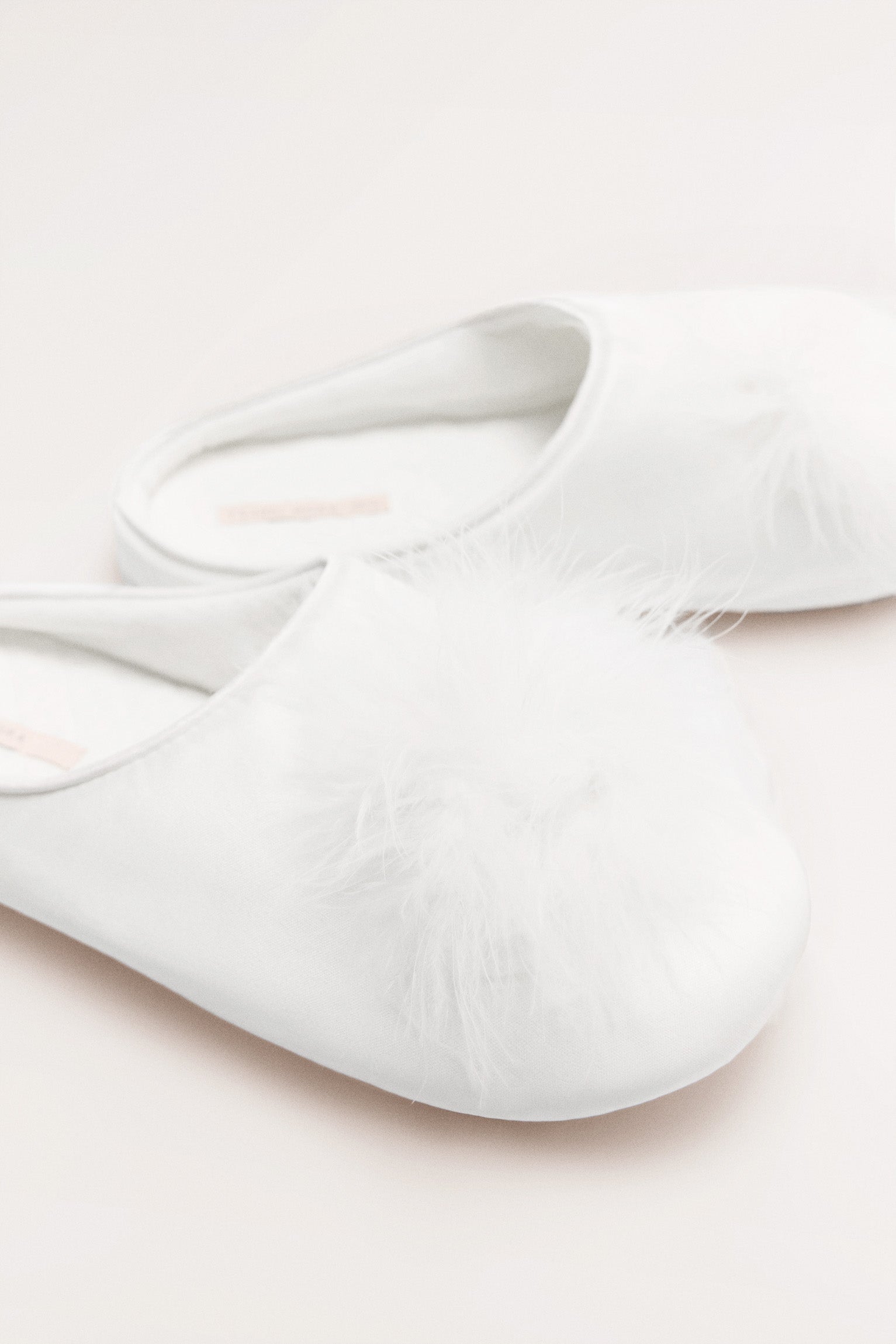 14176-3-zapatillas-de-casa-plumas-marabu-novia-blanco-paula-echevarria
