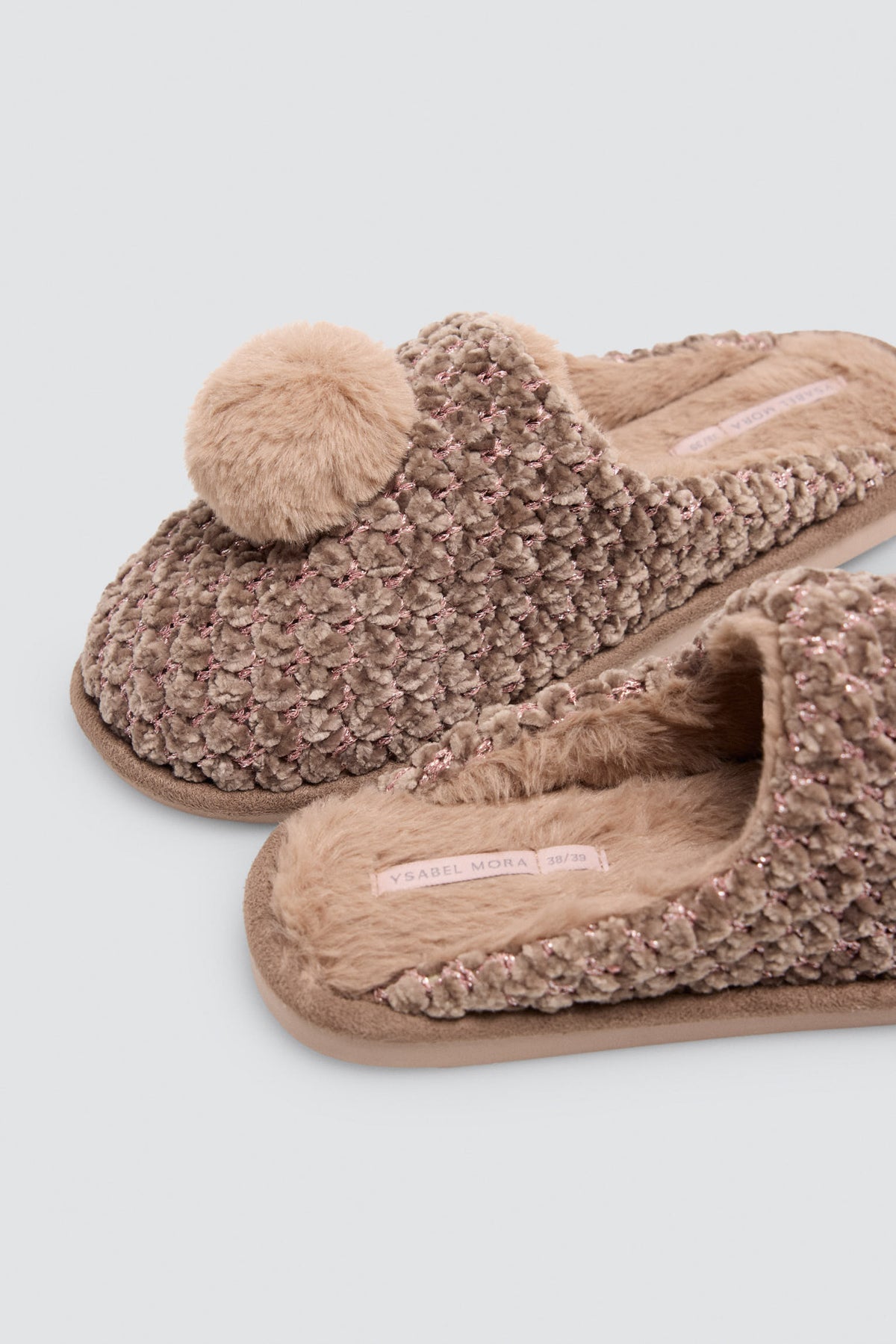 14194-zapatillas-de-casa-mujer-tipo-bota-con-pompones-y-estampado-geometrico
