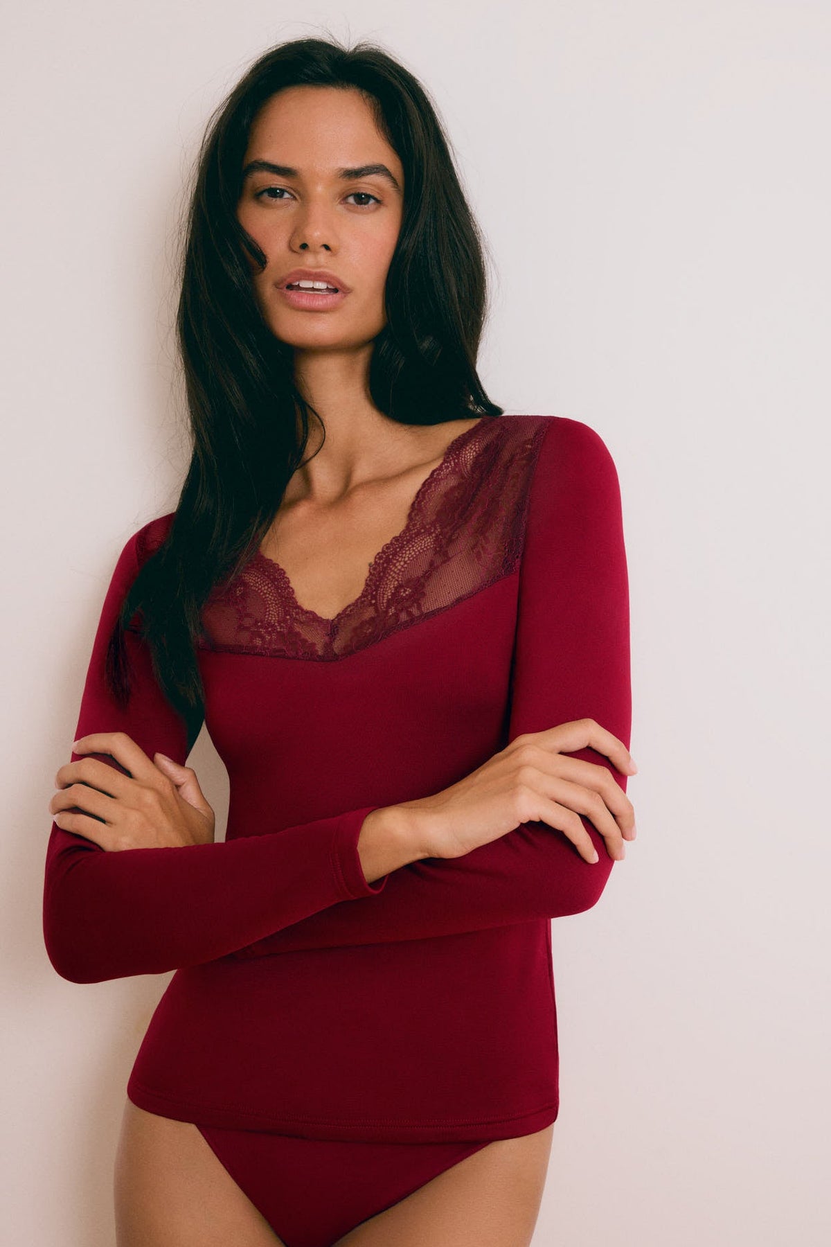 T-shirt thermique à manches longues et col en V pour femme, orné de dentelle bordeaux