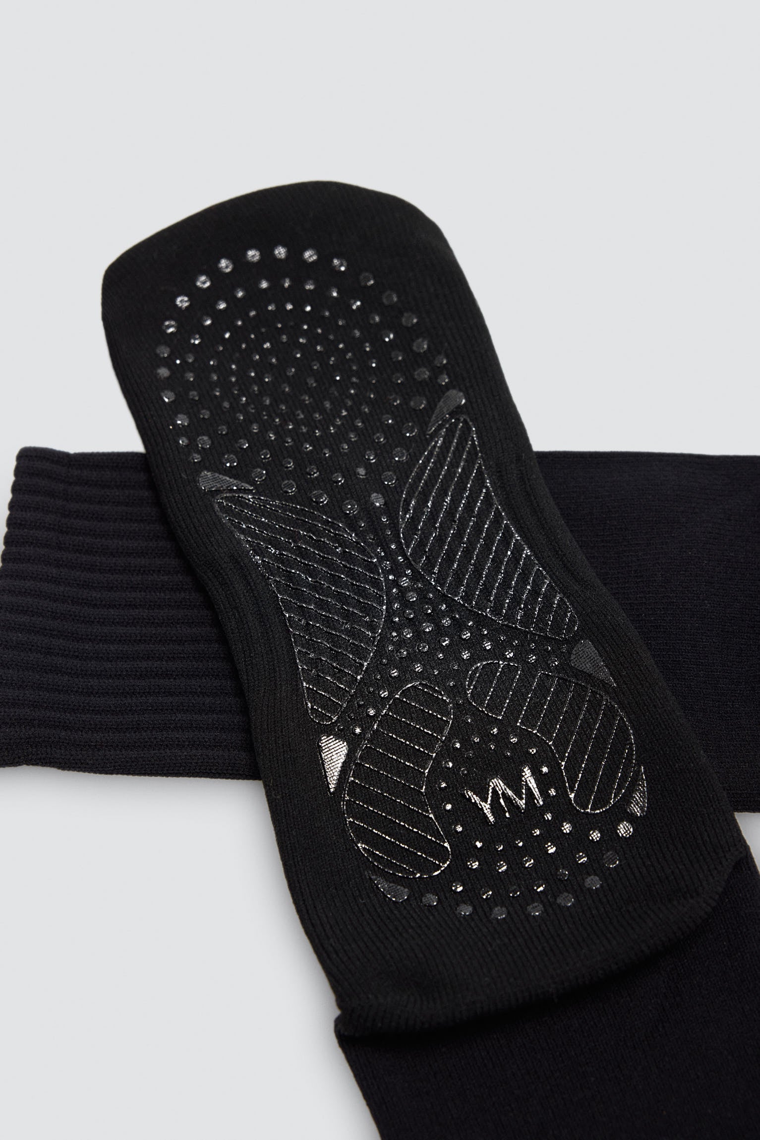 17399-calcetines-mujer-largos-antideslizantes-para-yoga-y-pilates-gris