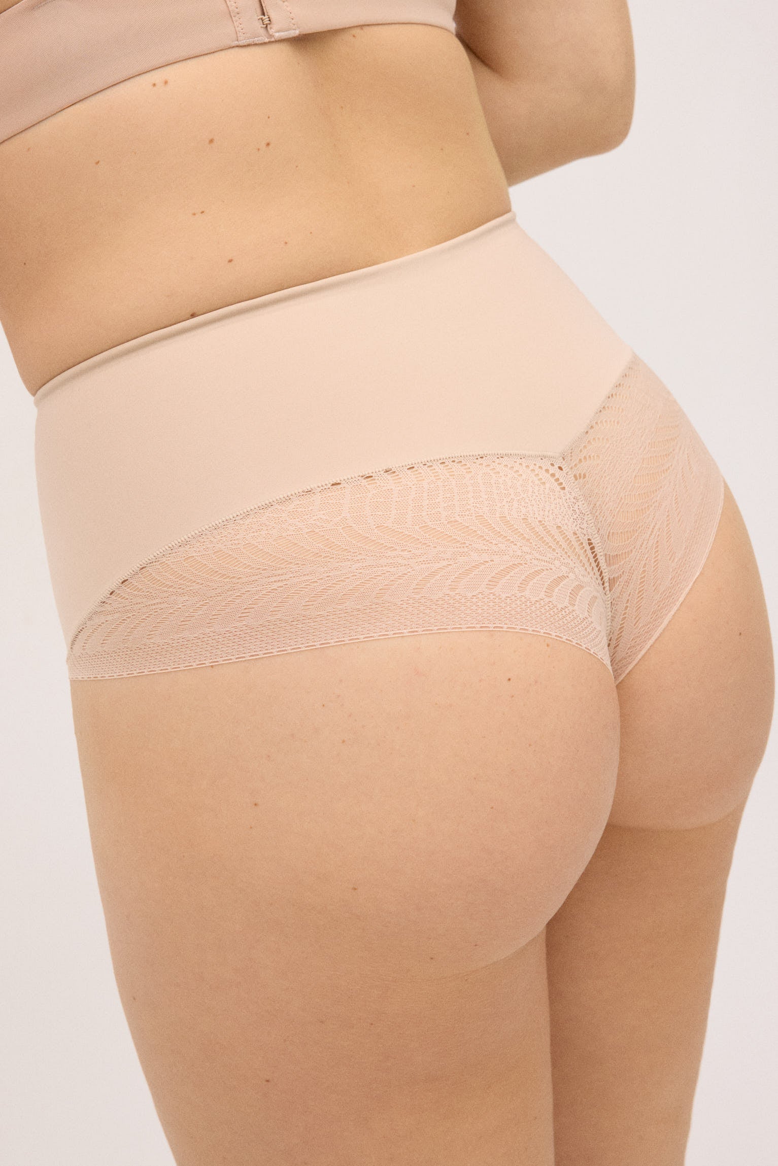 shapewear-fantasia-tanga-reductor-compresion-media-encaje-nude-ysabel-mora