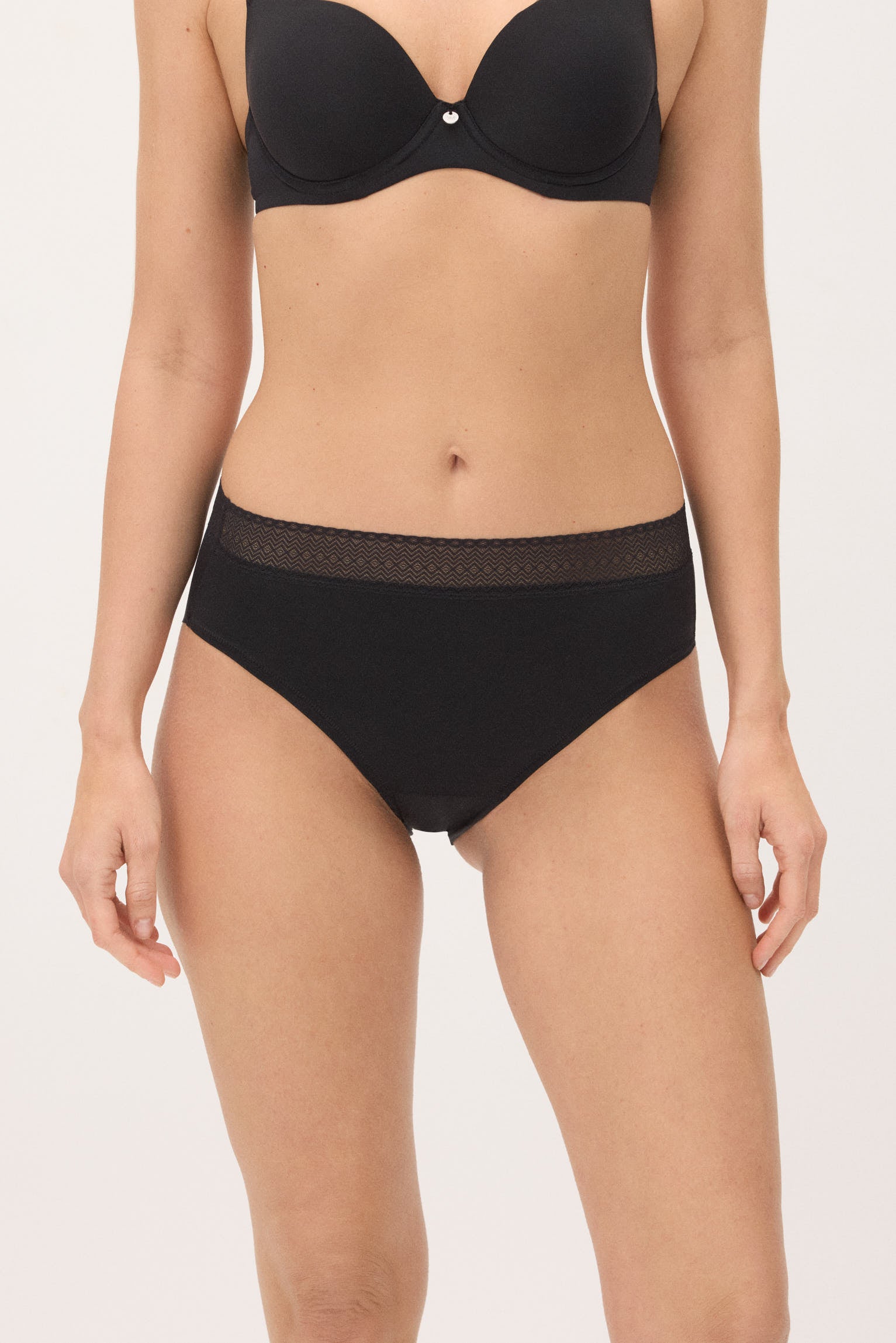 braga-midi-adapt-elastica-con-acabados-invisibles-negra-ysabel-mora