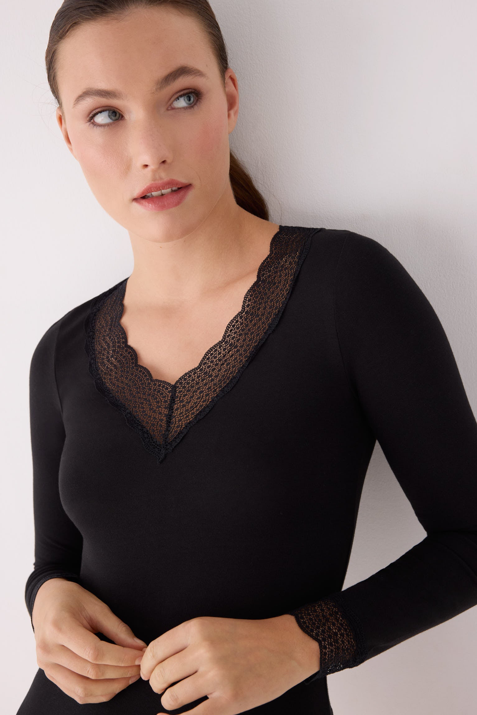 Top noir manches longues avec détails en dentelle