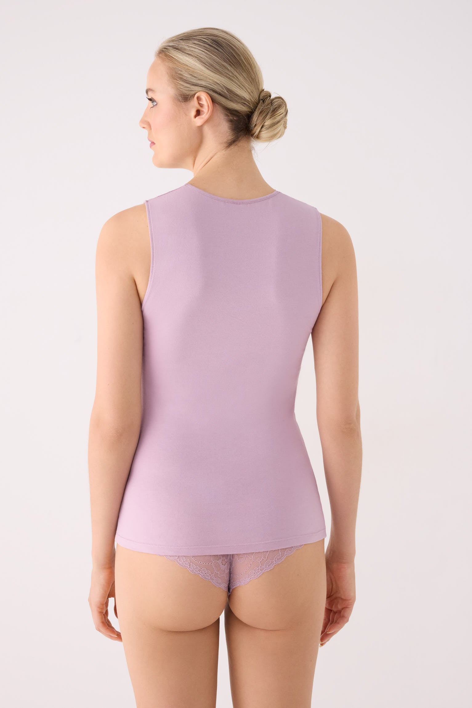 PRÉCOMMANDE Caraco rose à larges bretelles et décolleté en dentelle